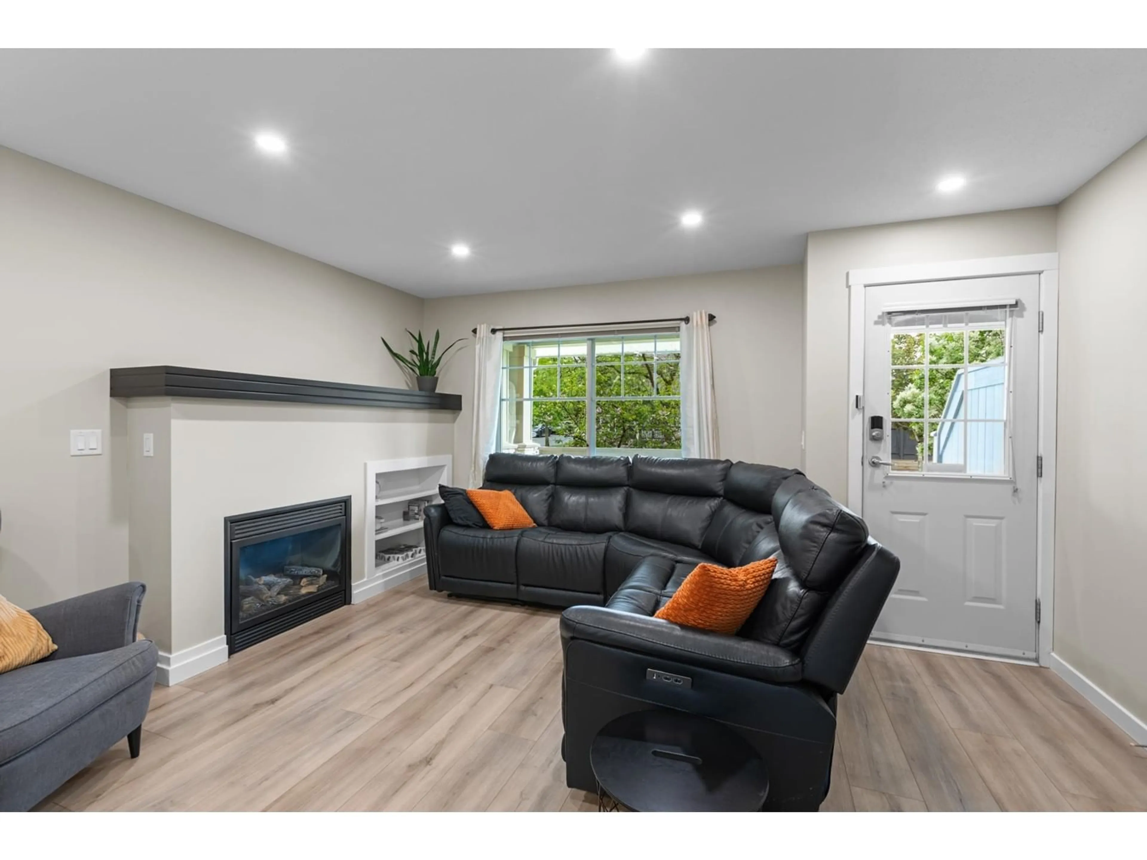 Living room with furniture, unknown for 80- - 19250 65, Surrey British Columbia V4N5R7