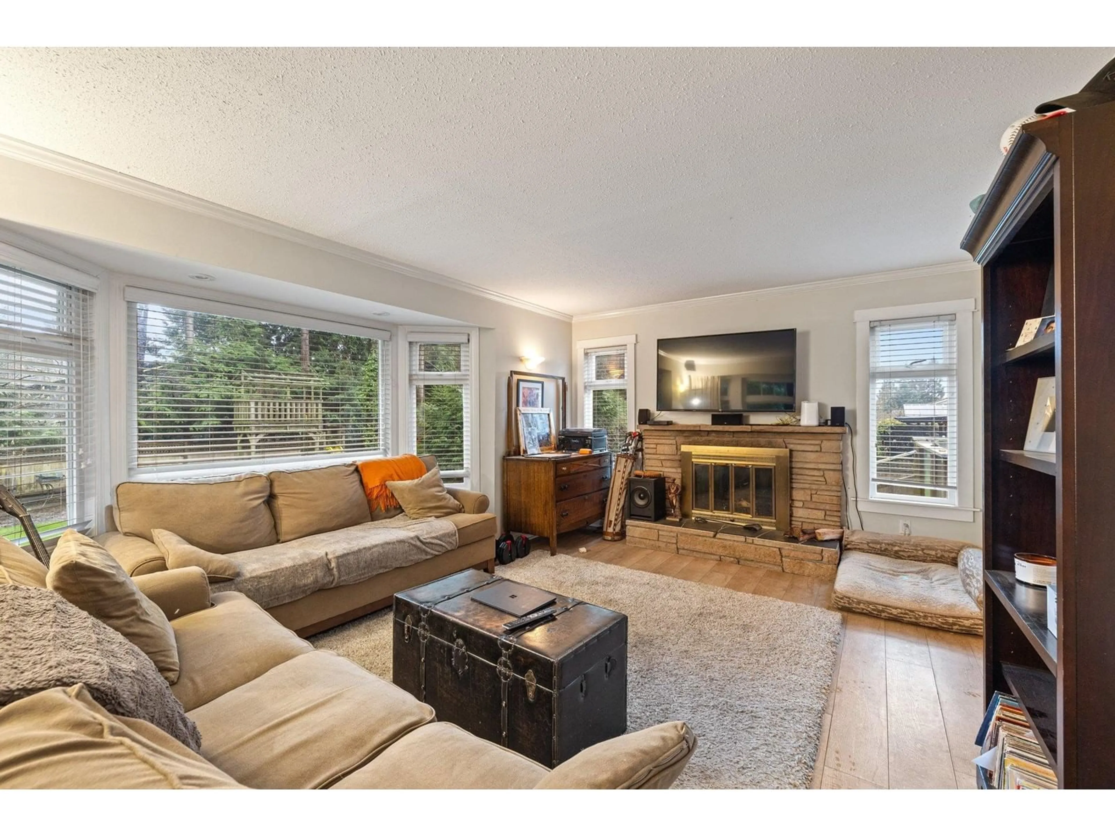 Living room with furniture, unknown for 2461 124TH, Surrey British Columbia V4A3N1