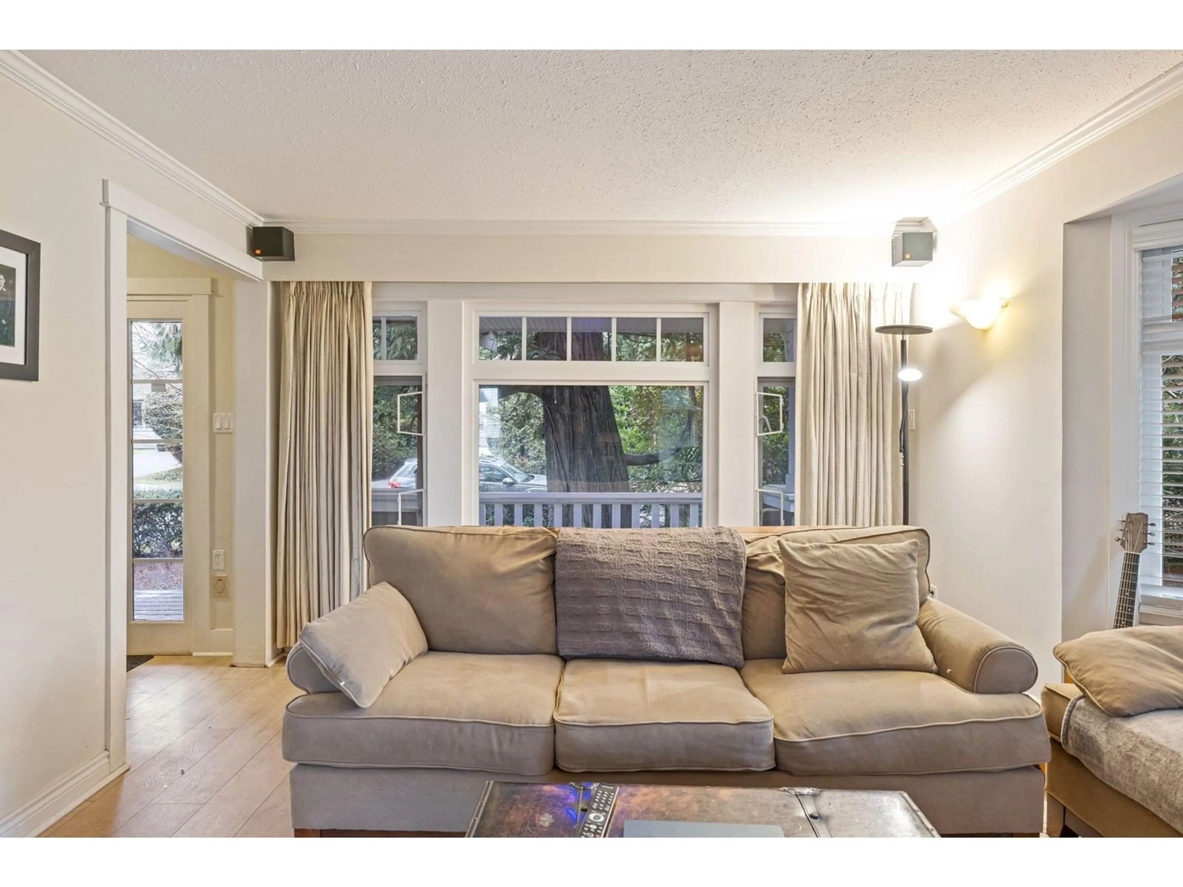 Living room with furniture, wood/laminate floor for 2461 124TH, Surrey British Columbia V4A3N1