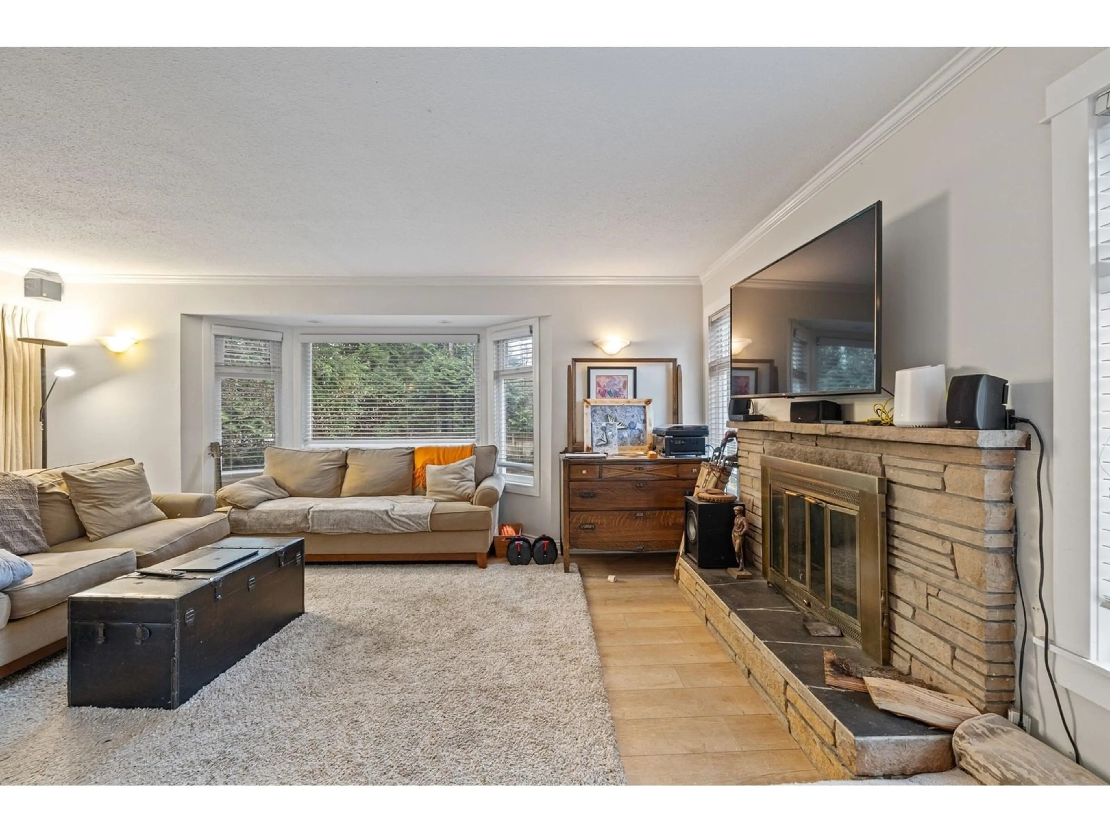 Living room with furniture, wood/laminate floor for 2461 124TH, Surrey British Columbia V4A3N1