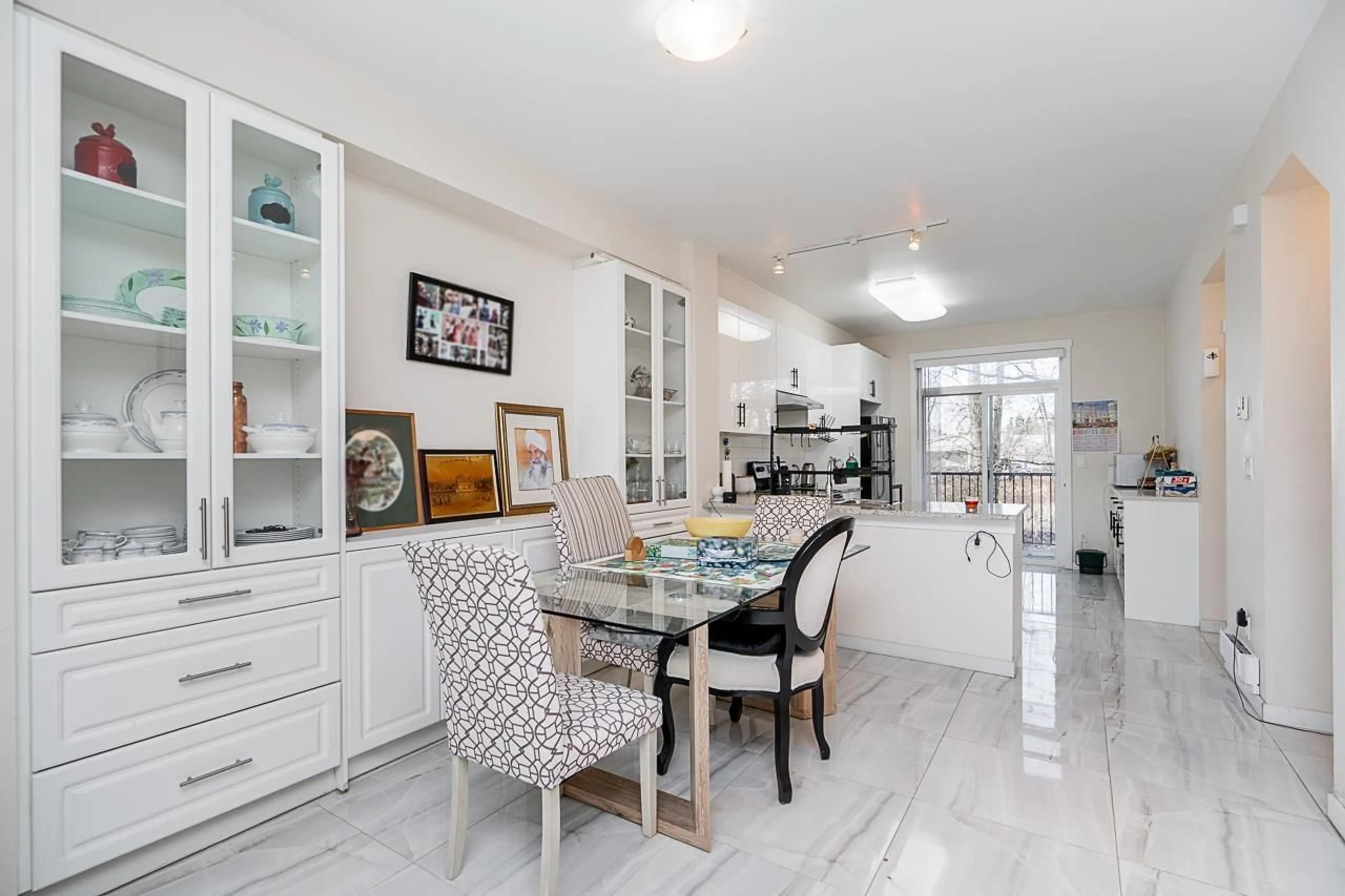 Open concept kitchen, ceramic/tile floor for 42 - 8355 164, Surrey British Columbia V4N1E3