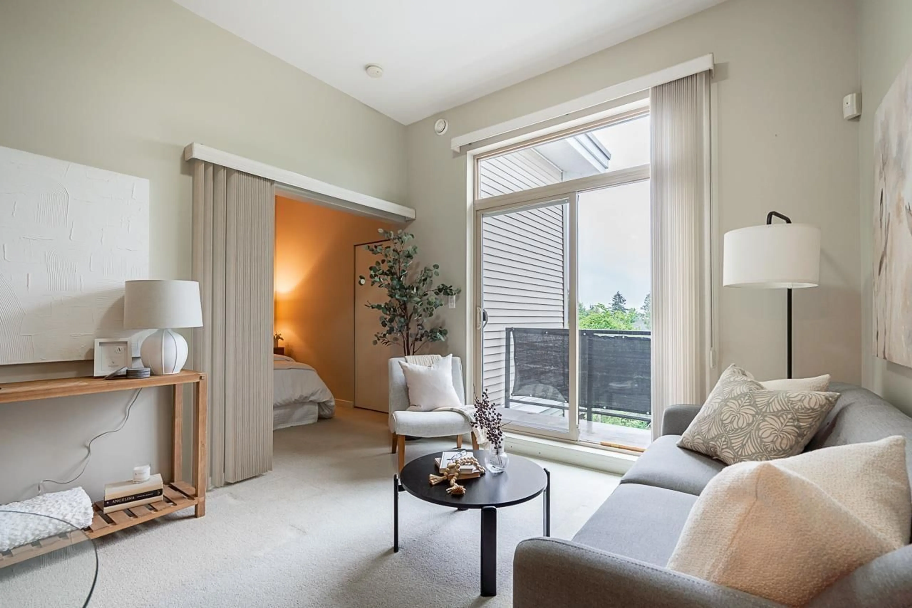 Living room with furniture, unknown for 528 - 13789 107A, Surrey British Columbia V3T0B8