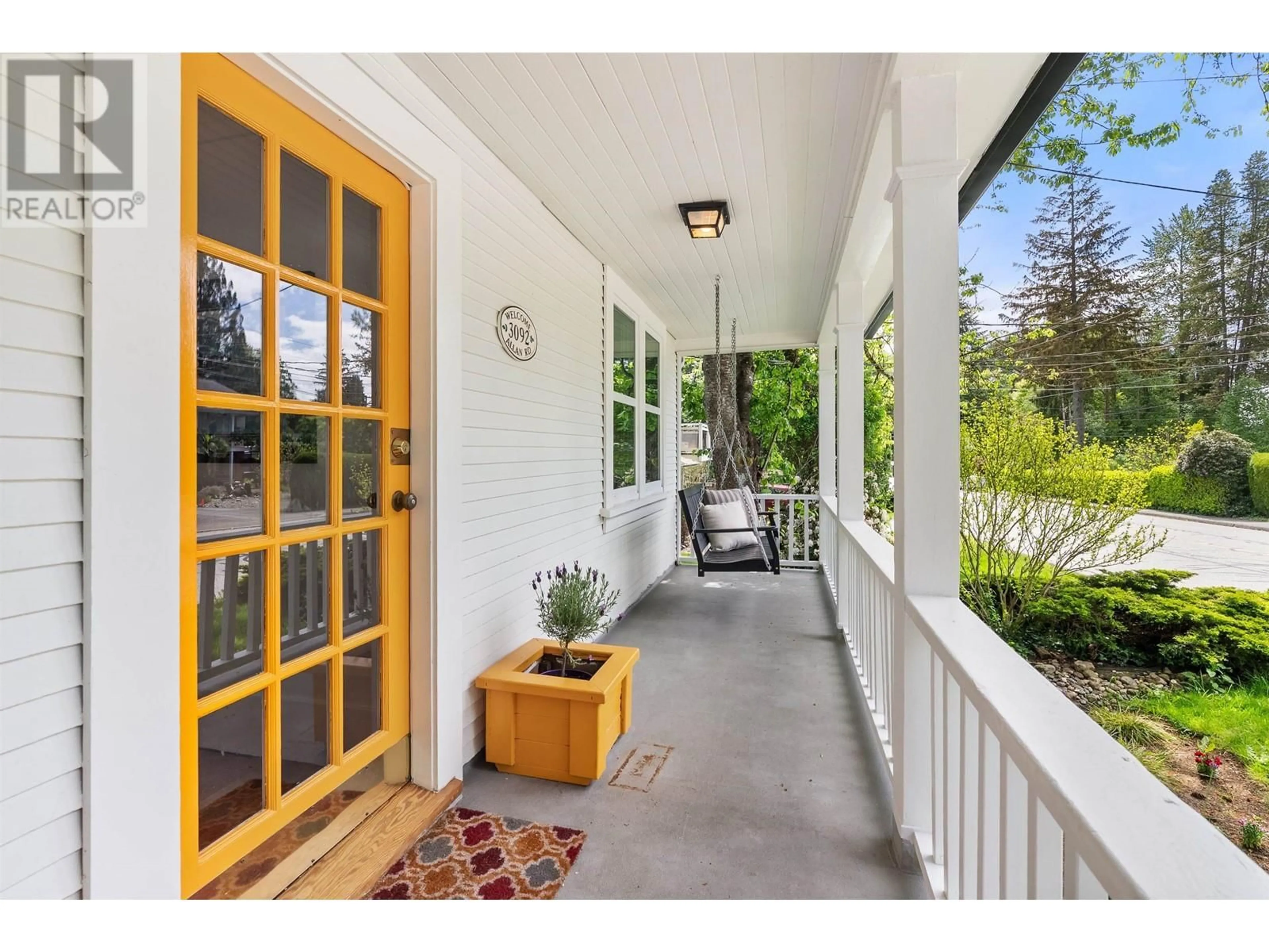 Indoor entryway for 3092 ALLAN ROAD, North Vancouver British Columbia V7J3C4