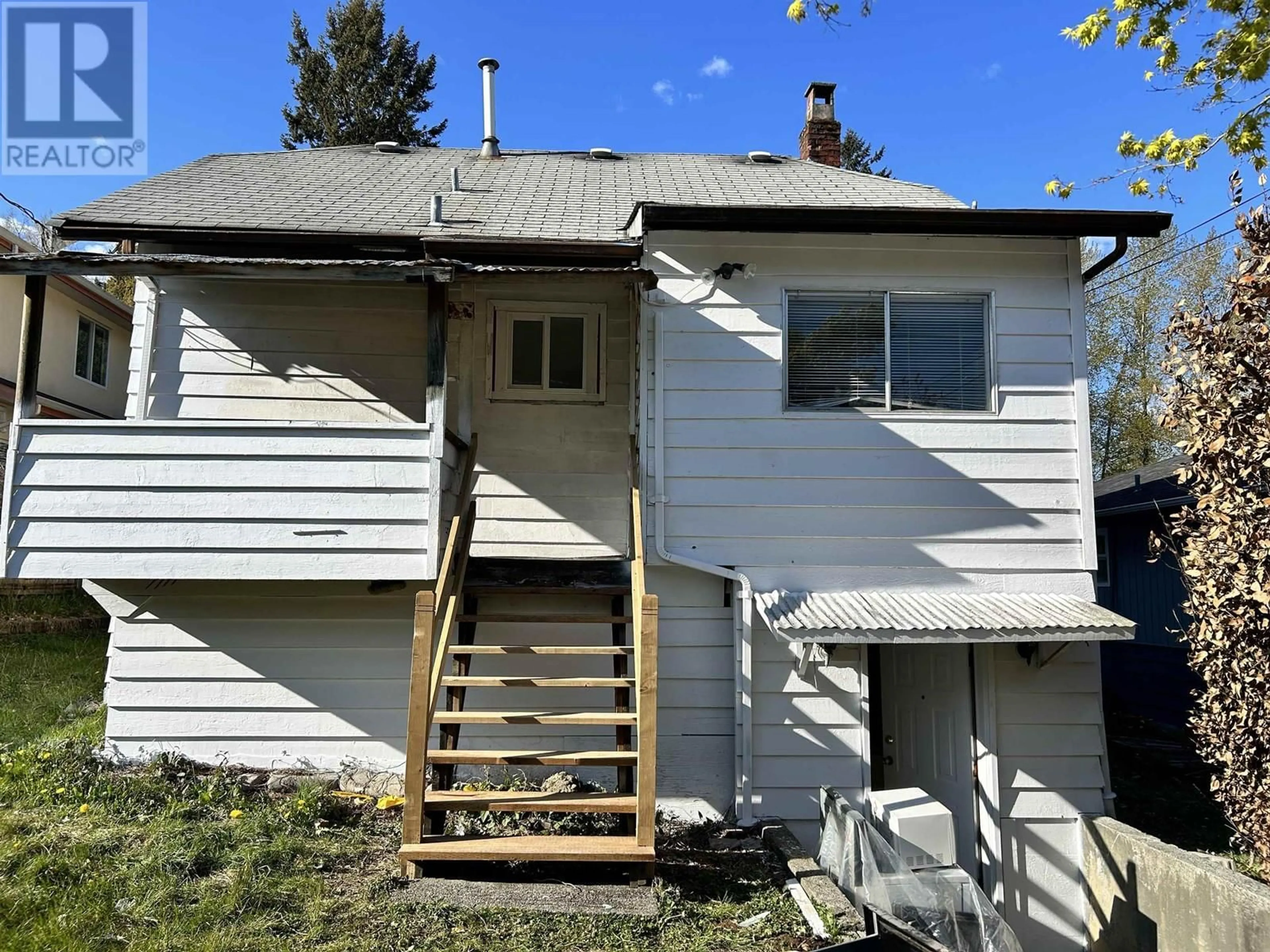 Home with vinyl exterior material, street for 653 22ND STREET, North Vancouver British Columbia V7L3E1