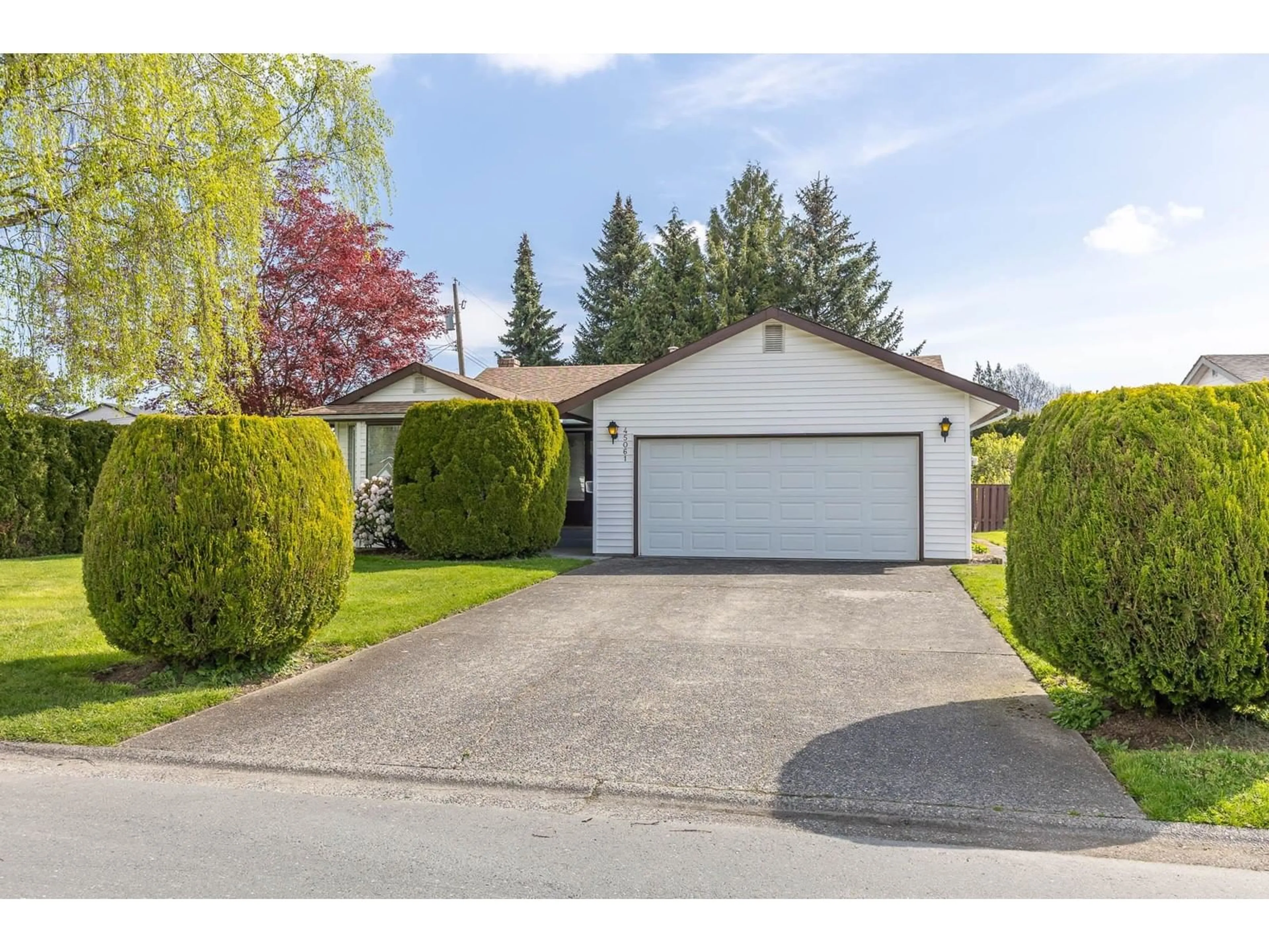 Home with vinyl exterior material, street for 45061 MOUNTVIEW WAY, Chilliwack British Columbia V2R2P7