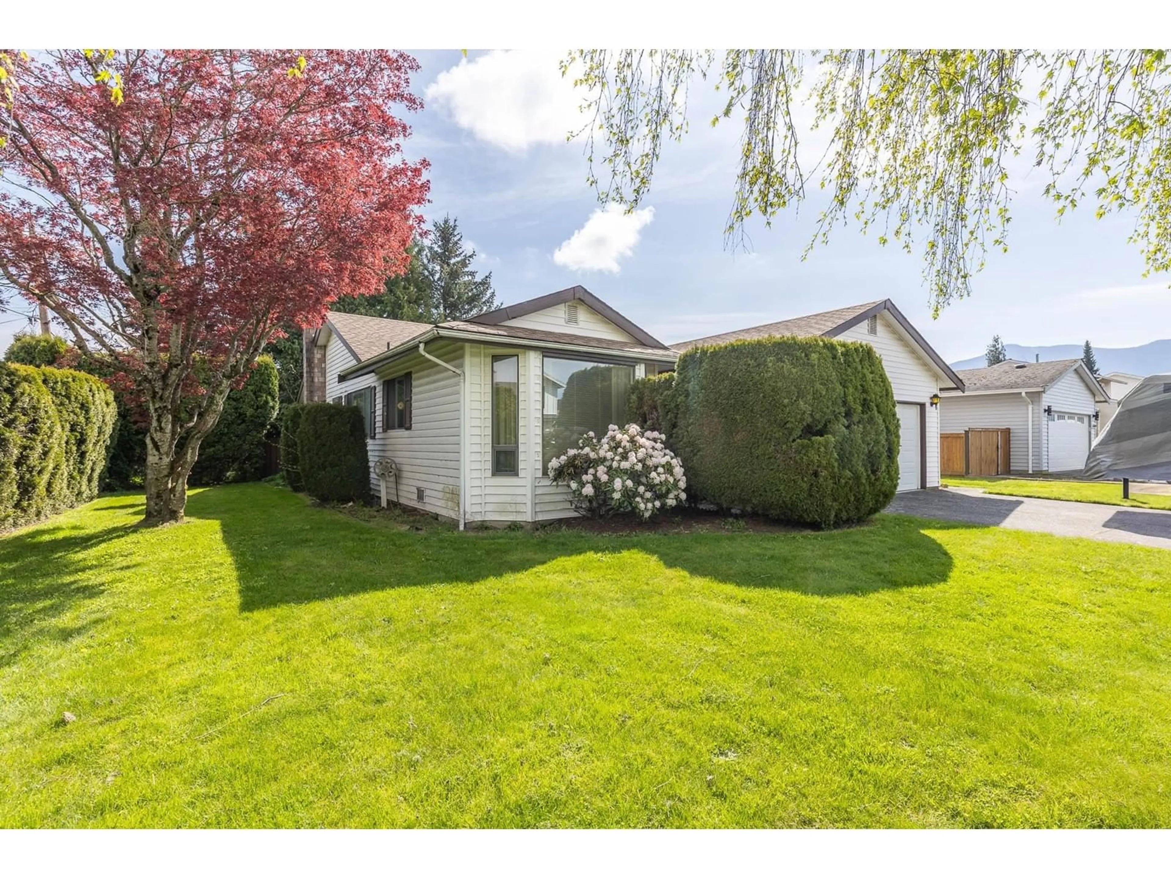 Home with vinyl exterior material, street for 45061 MOUNTVIEW WAY, Chilliwack British Columbia V2R2P7