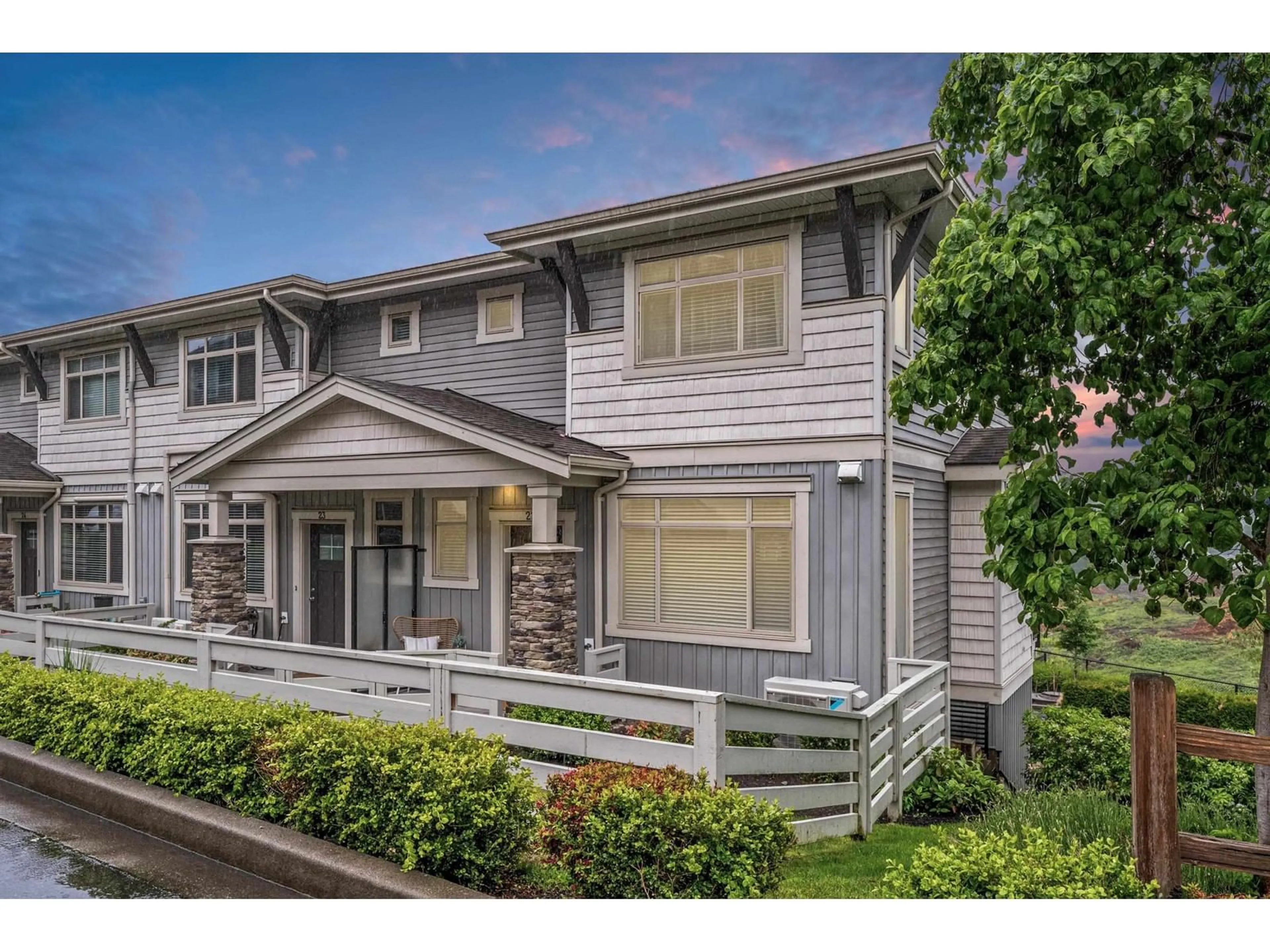 Home with vinyl exterior material, street for 22 - 34230 ELMWOOD, Abbotsford British Columbia V2S0J1