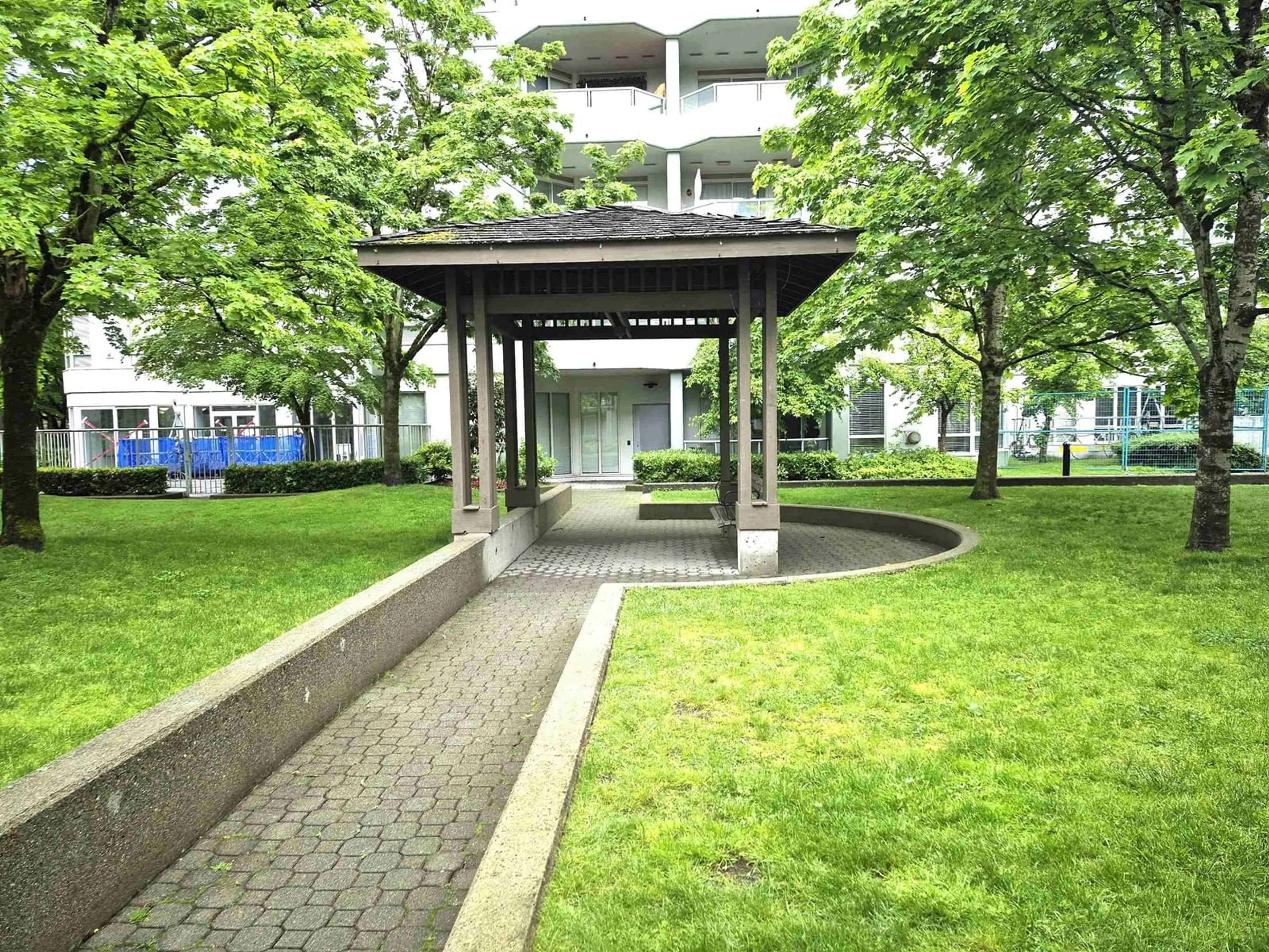 Patio, street for 209 - 14877 100, Surrey British Columbia V3R3H1