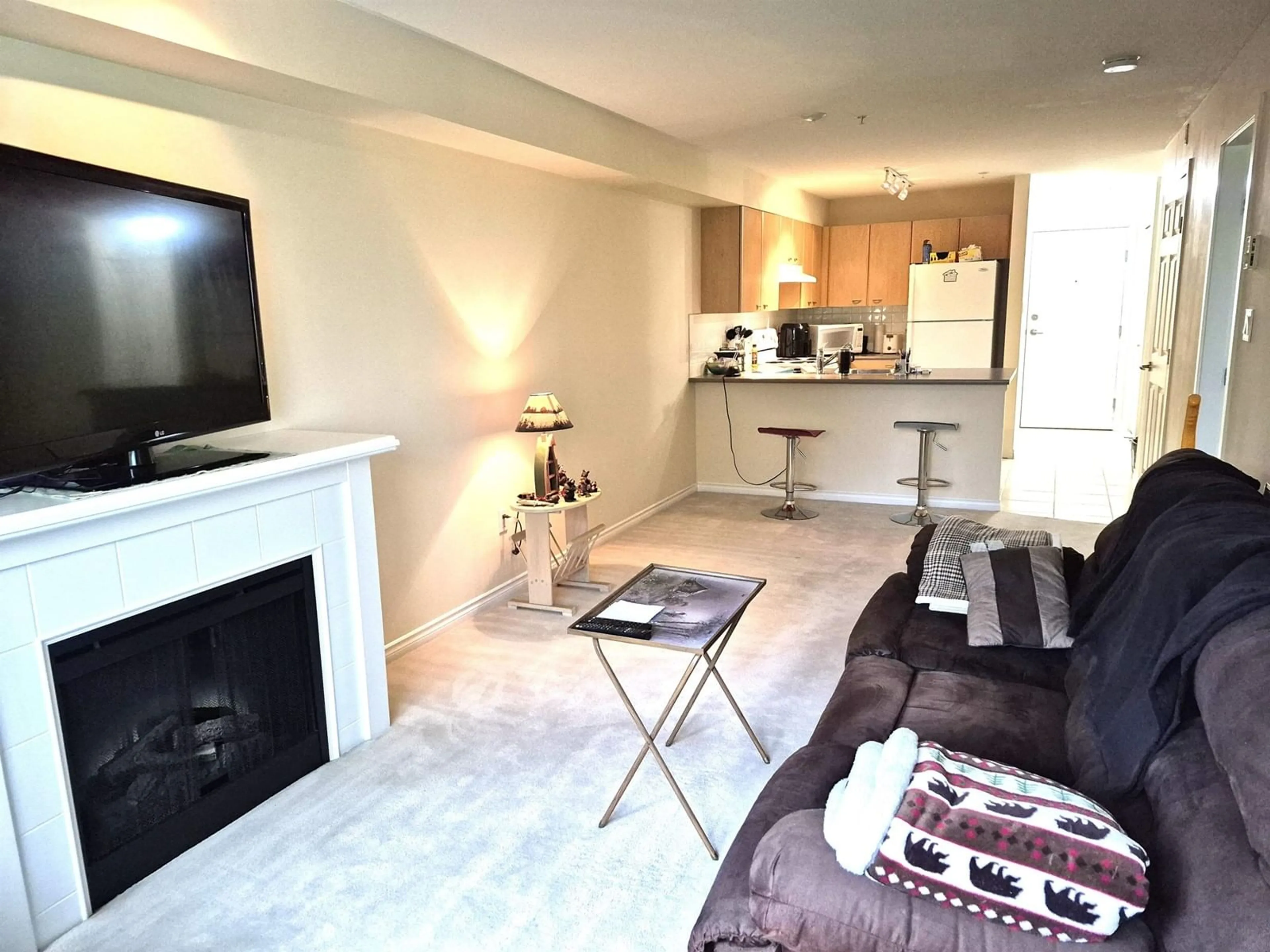 Living room with furniture, unknown for 209 - 14877 100, Surrey British Columbia V3R3H1