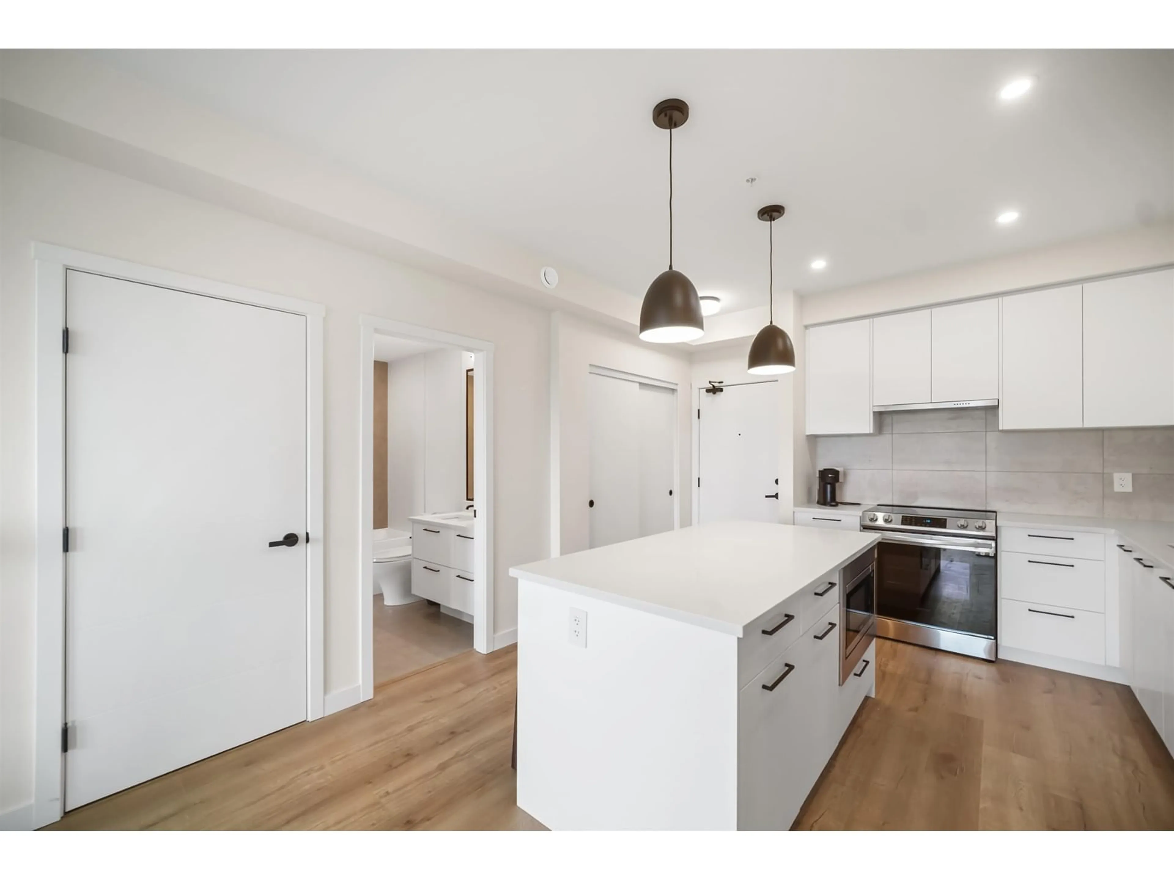 Open concept kitchen, wood/laminate floor for 416 - 8117 200A, Langley British Columbia V2Y3W9