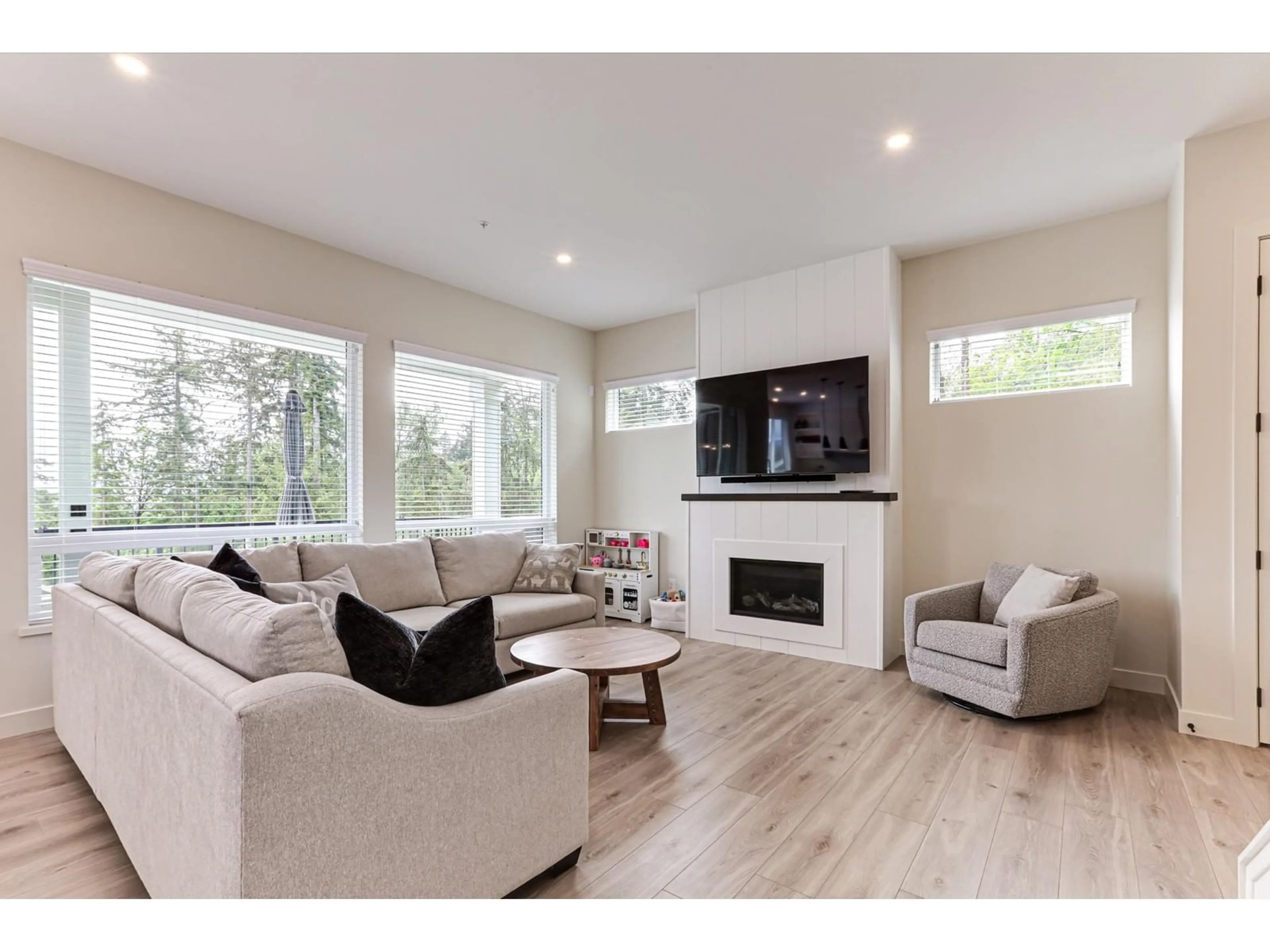 Living room with furniture, wood/laminate floor for 31500 BURNHAM, Mission British Columbia V4S0E8