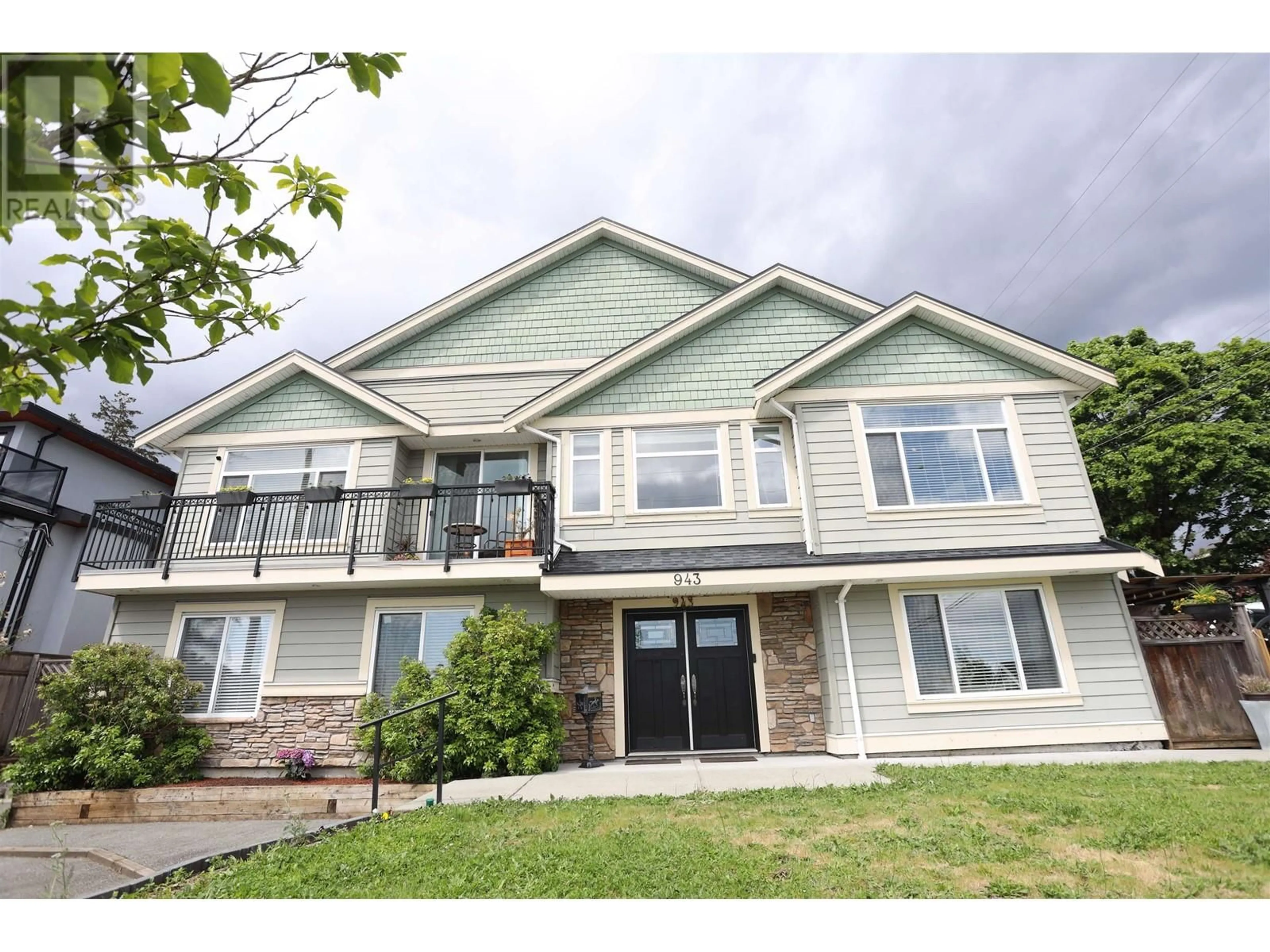 Home with vinyl exterior material, mountain view for 943 HARRIS AVENUE, Coquitlam British Columbia V3K1S2