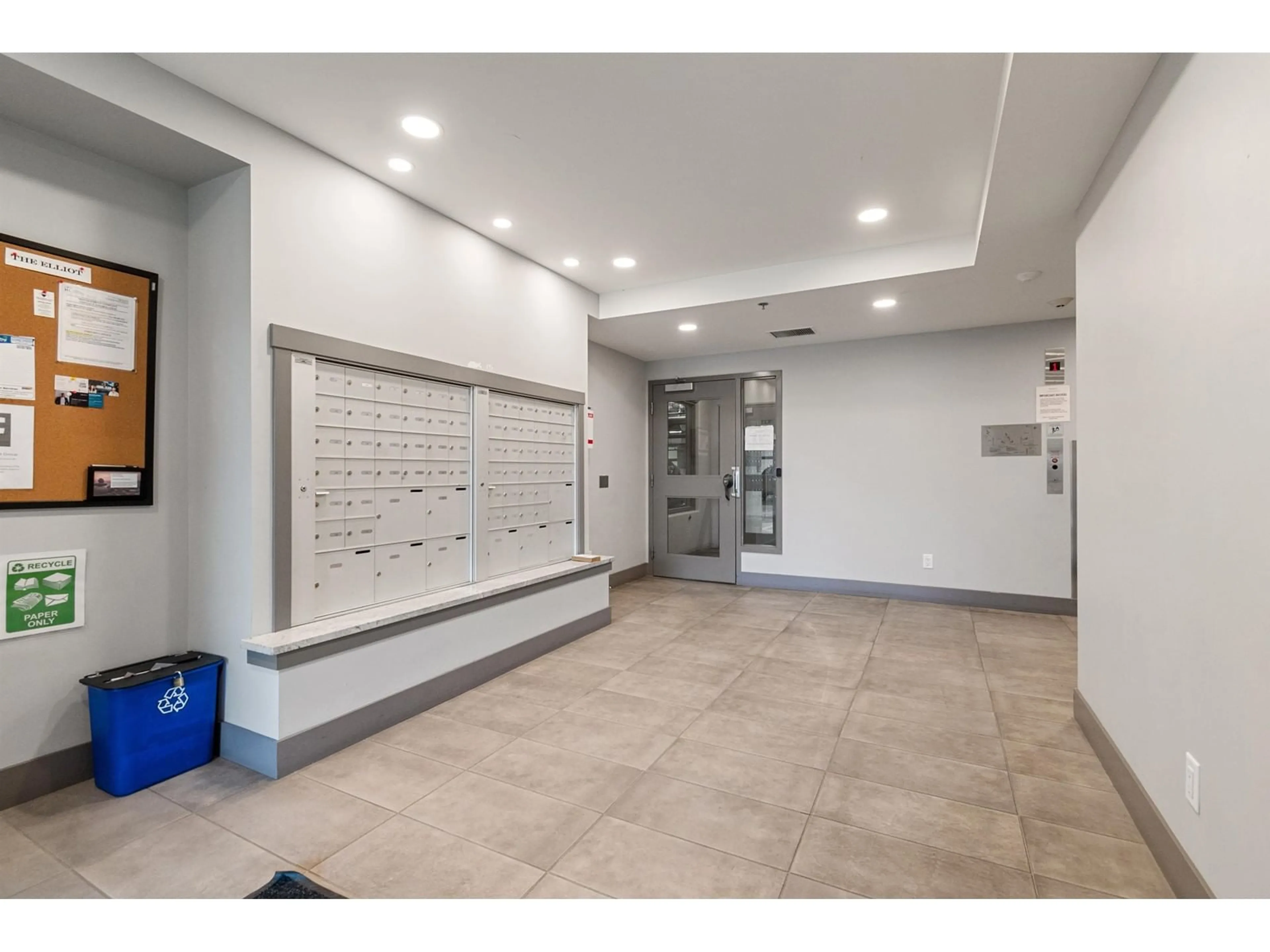 Indoor foyer for 508 - 45562 AIRPORT ROAD, Chilliwack British Columbia V2P0J8
