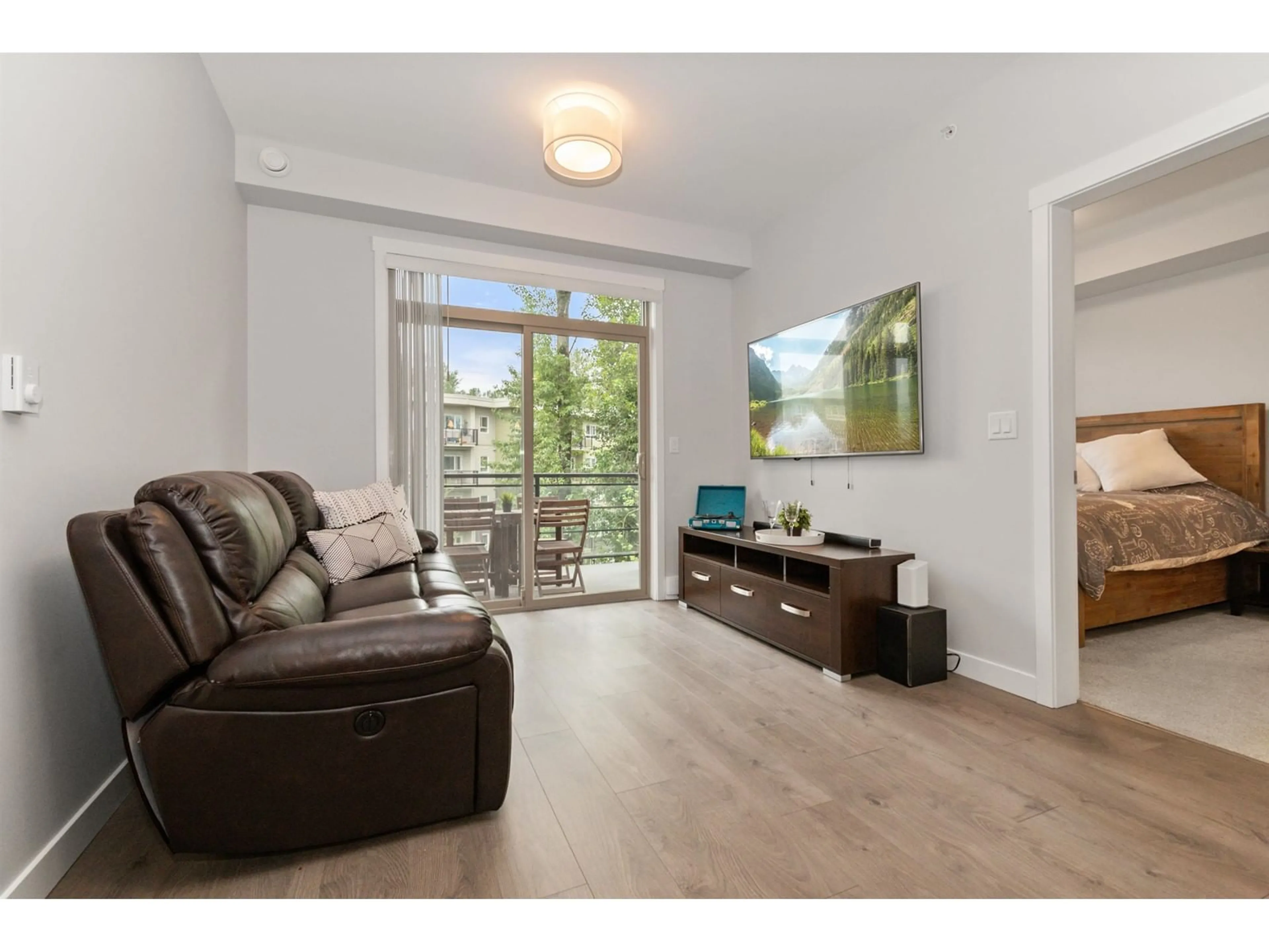 Living room with furniture, wood/laminate floor for 508 - 45562 AIRPORT ROAD, Chilliwack British Columbia V2P0J8