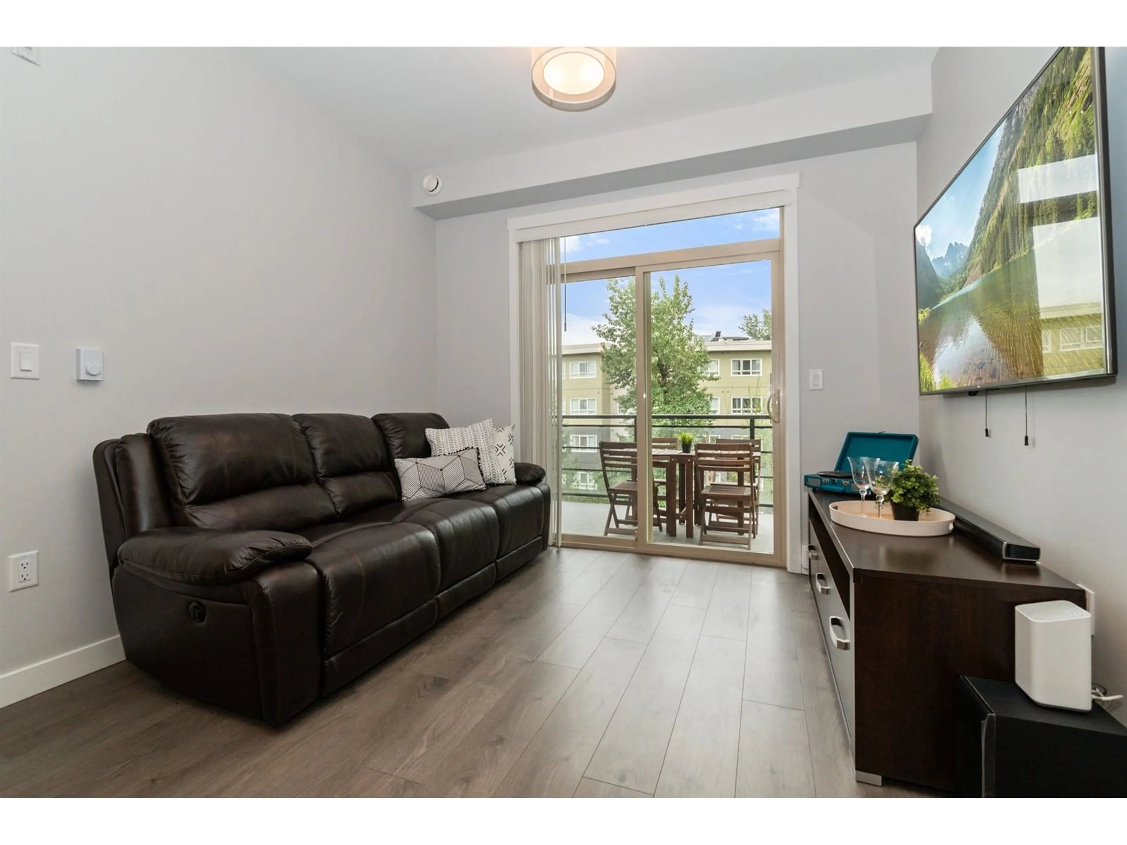 Living room with furniture, wood/laminate floor for 508 - 45562 AIRPORT ROAD, Chilliwack British Columbia V2P0J8