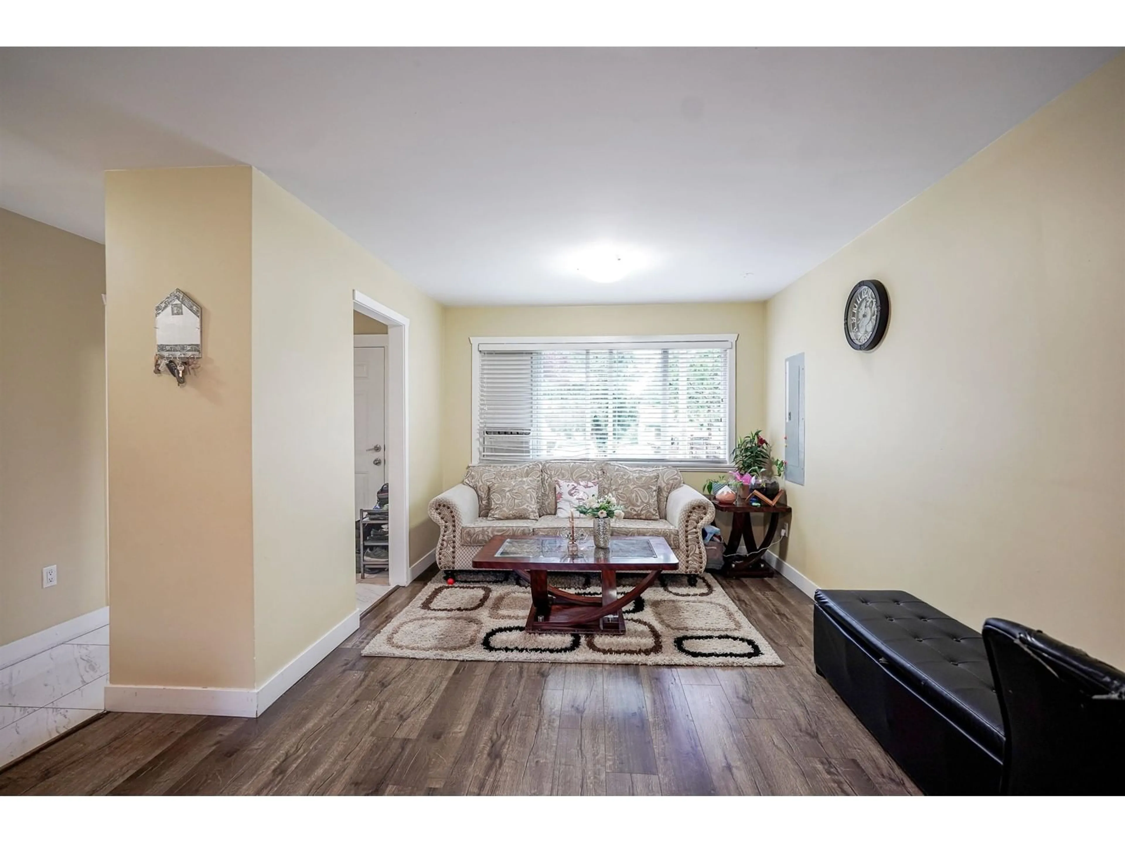 Living room with furniture, wood/laminate floor for 14088 78, Surrey British Columbia V3W2Y1