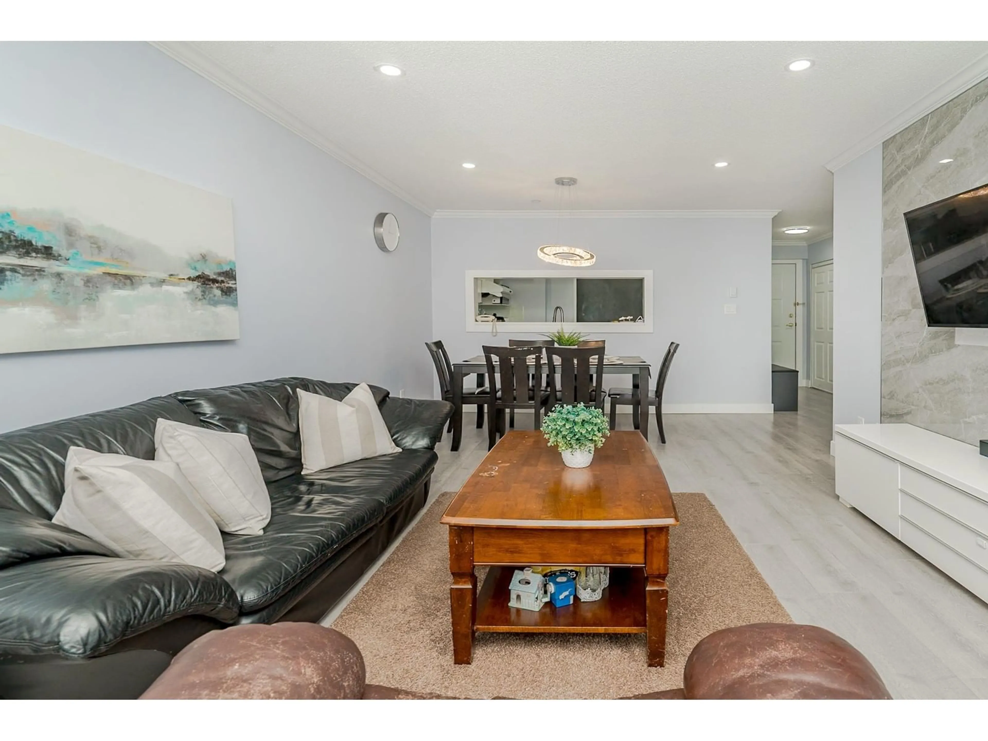 Living room with furniture, wood/laminate floor for 312 - 16137 83, Surrey British Columbia V4N0N1