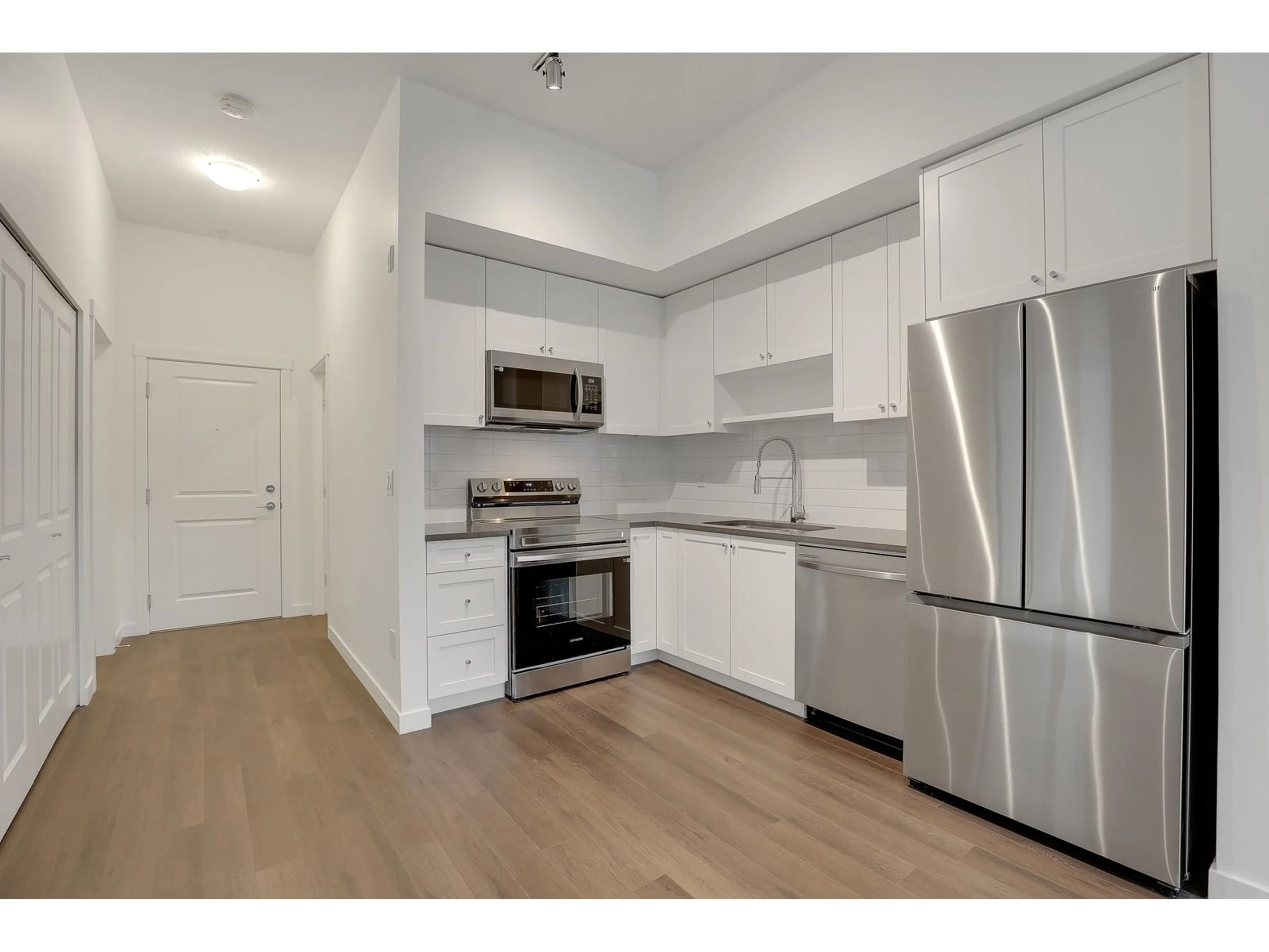 Standard kitchen, unknown for 102 - 15738 85, Surrey British Columbia V4N6Y1