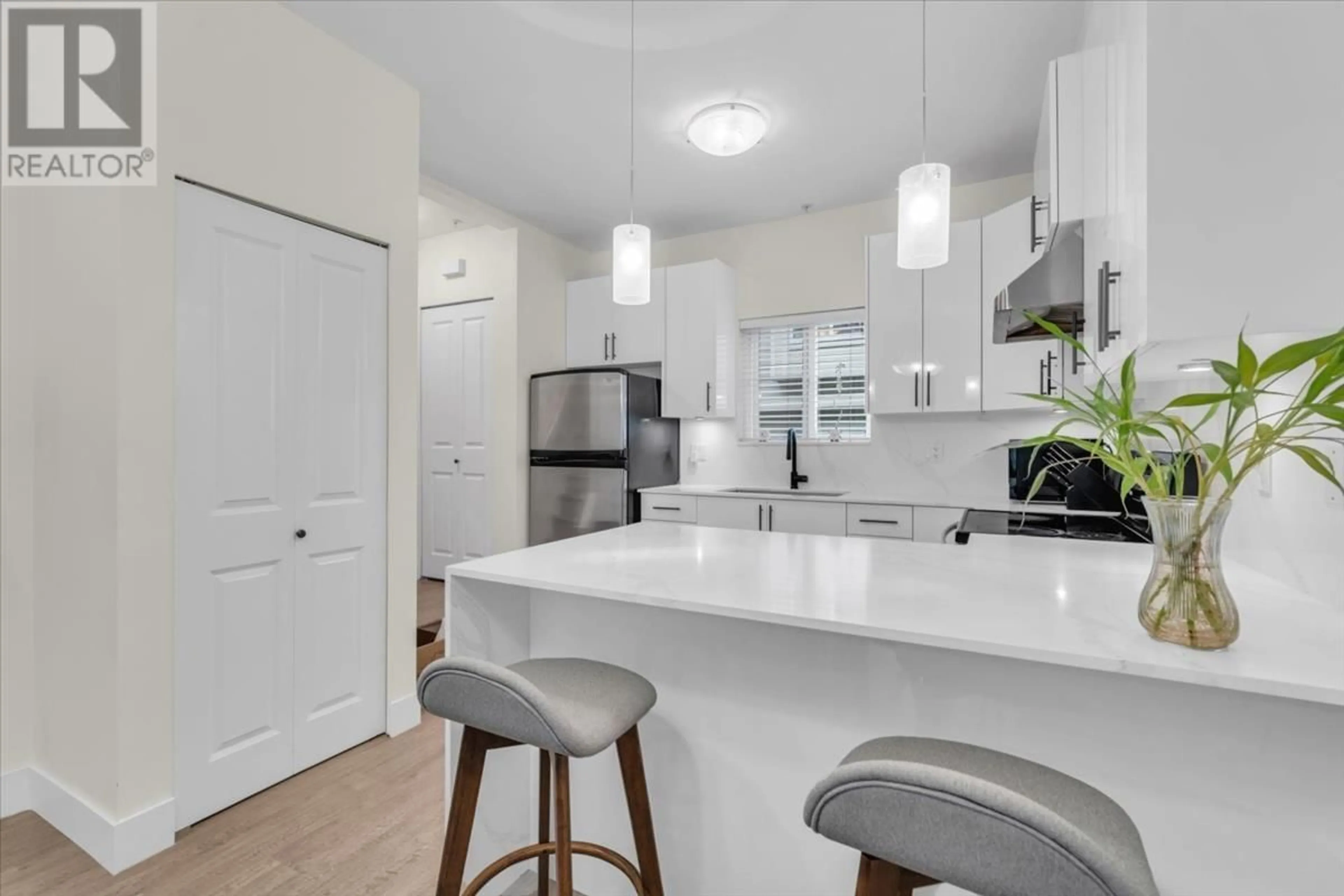 Open concept kitchen, ceramic/tile floor for 206 - 3888 NORFOLK STREET, Burnaby British Columbia V5G1E5