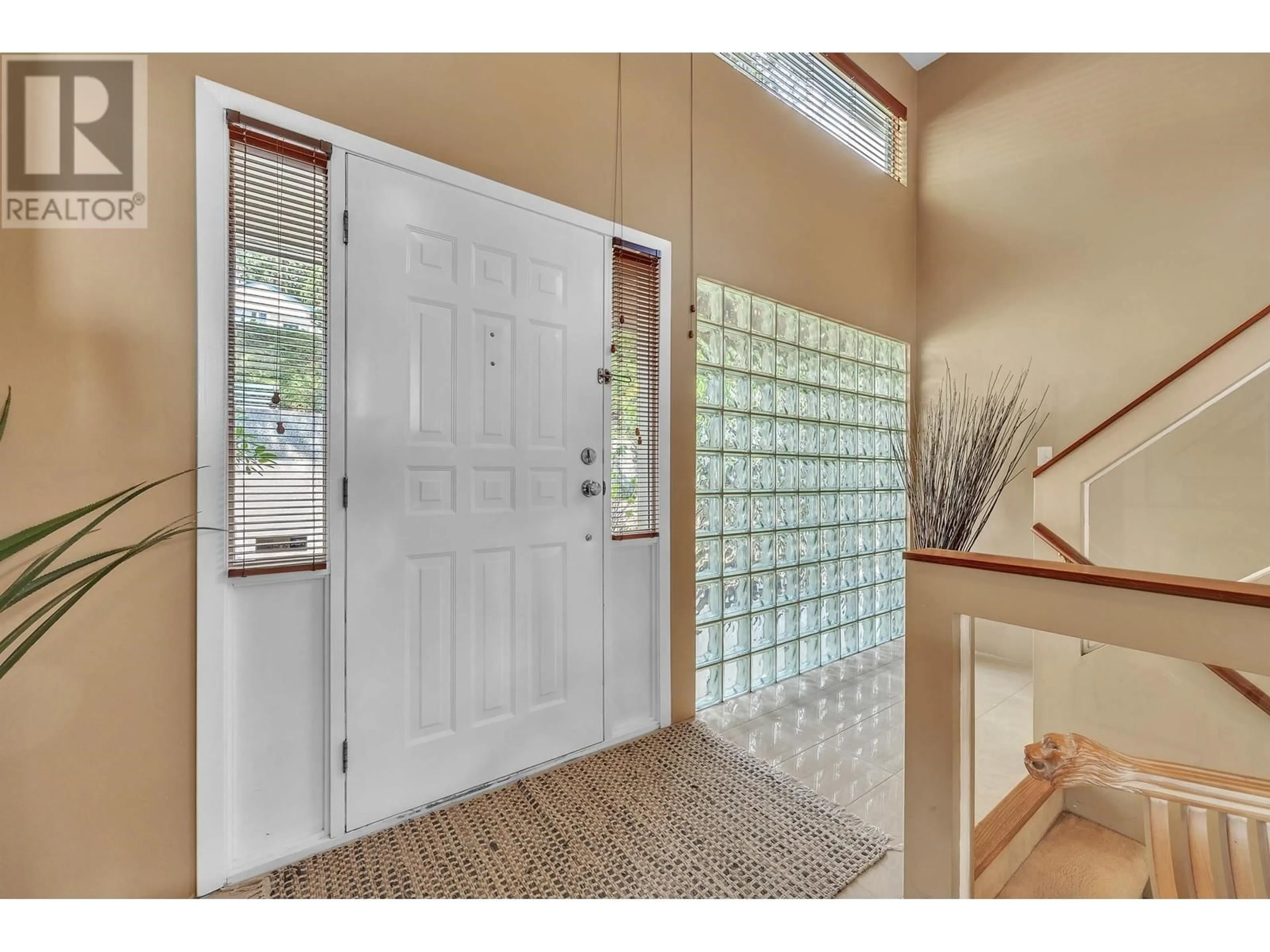 Indoor entryway for 531 TEMPE CRESCENT, North Vancouver British Columbia V7N1E7