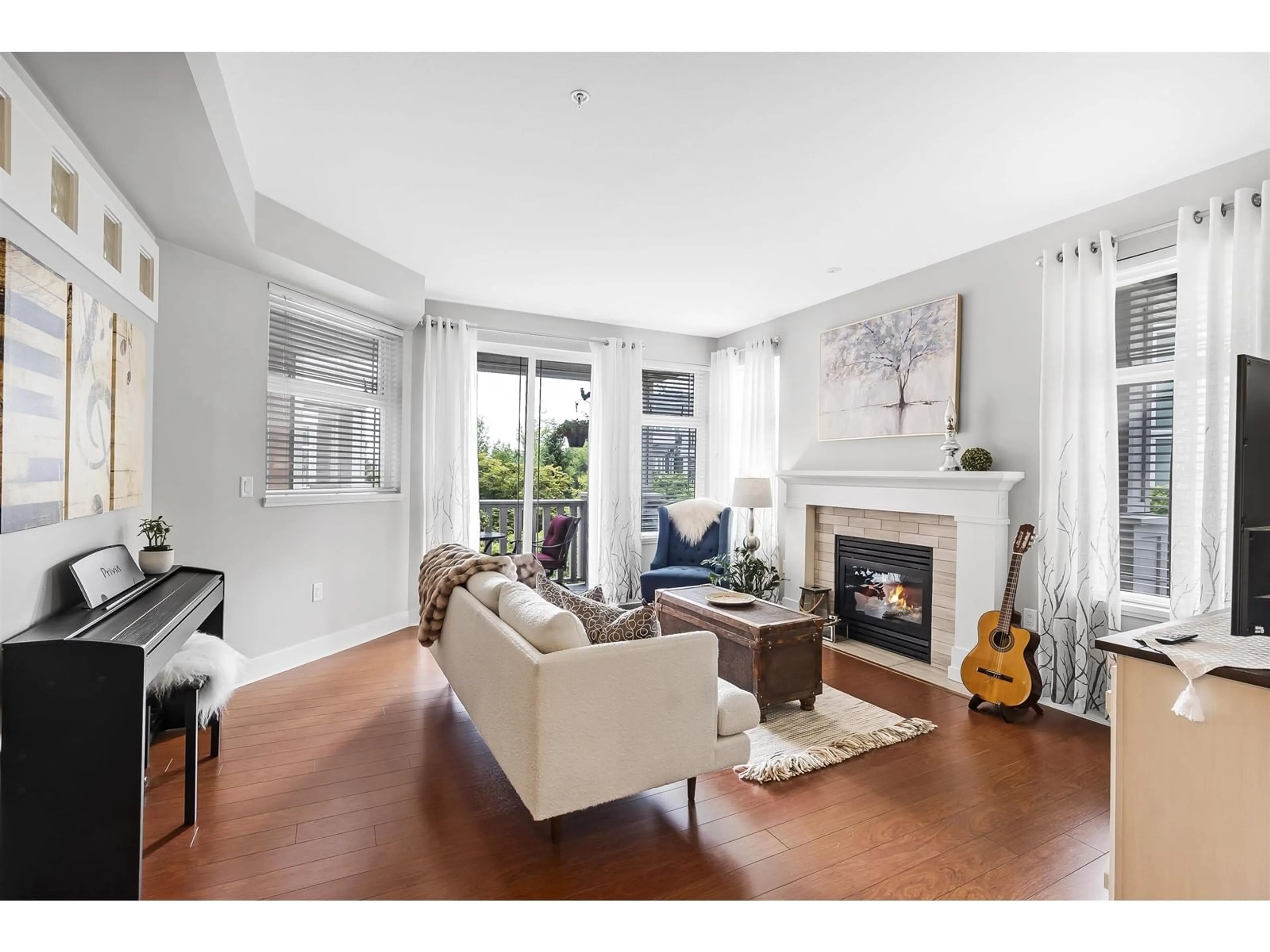 Living room with furniture, unknown for 309 - 15368 16A, Surrey British Columbia V4A1S9