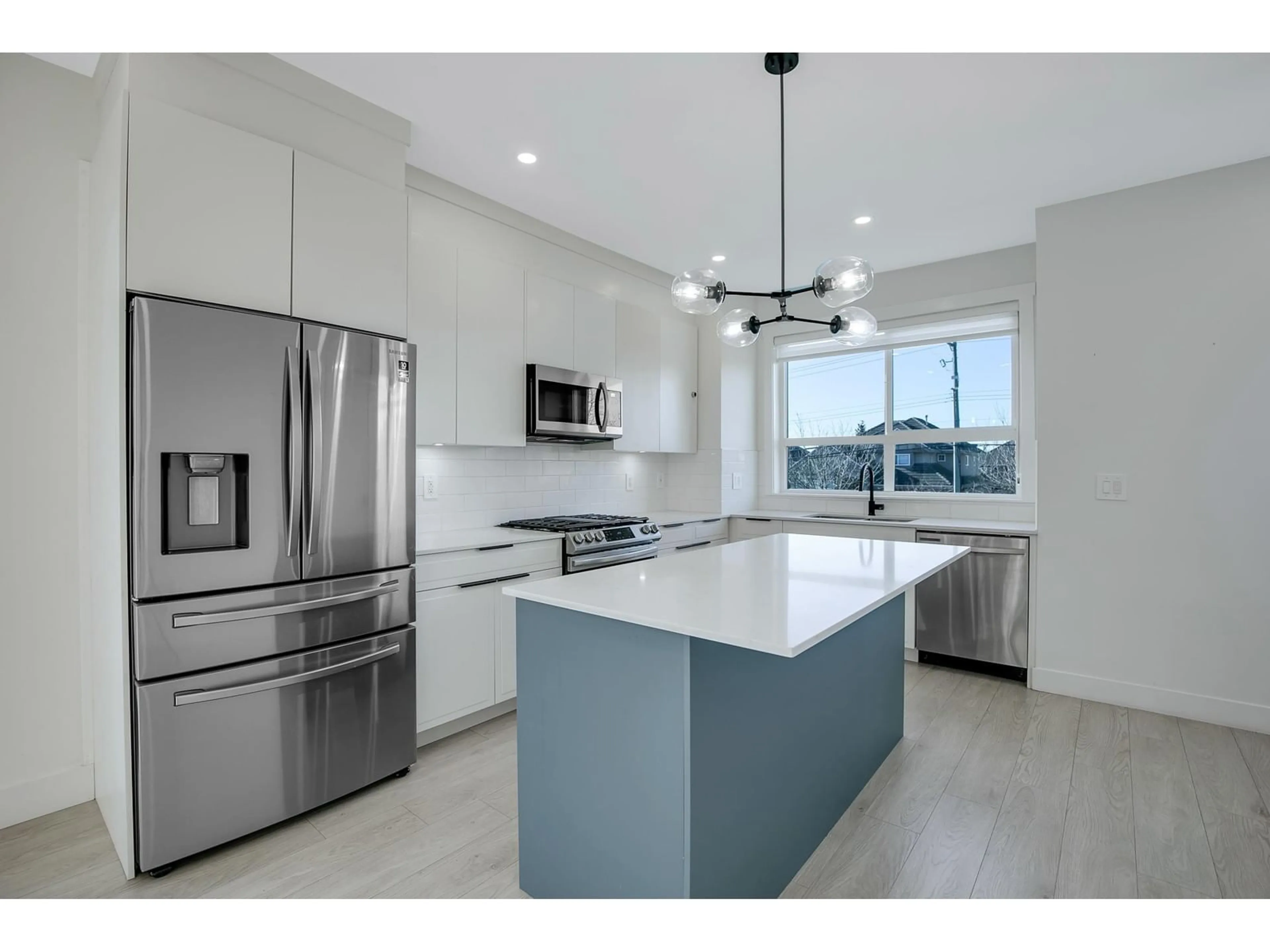Open concept kitchen, ceramic/tile floor for 32 - 6138 128, Surrey British Columbia V3X0K9