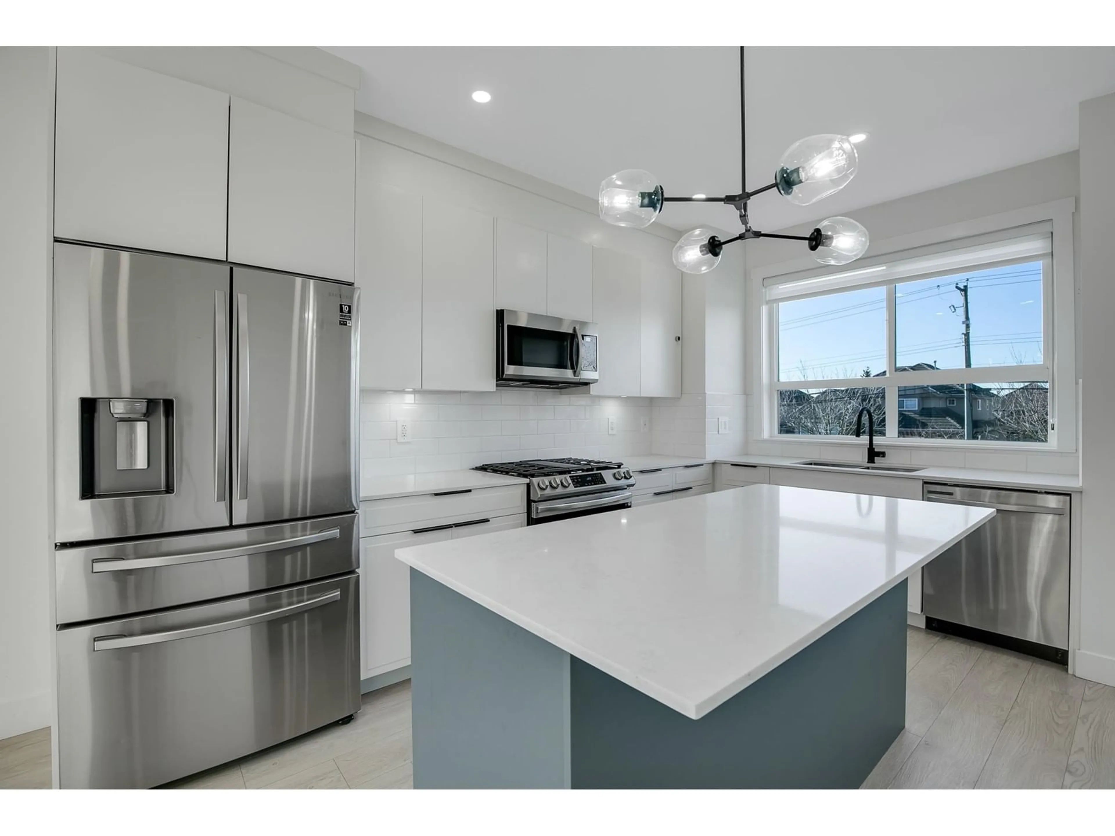 Open concept kitchen, ceramic/tile floor for 32 - 6138 128, Surrey British Columbia V3X0K9