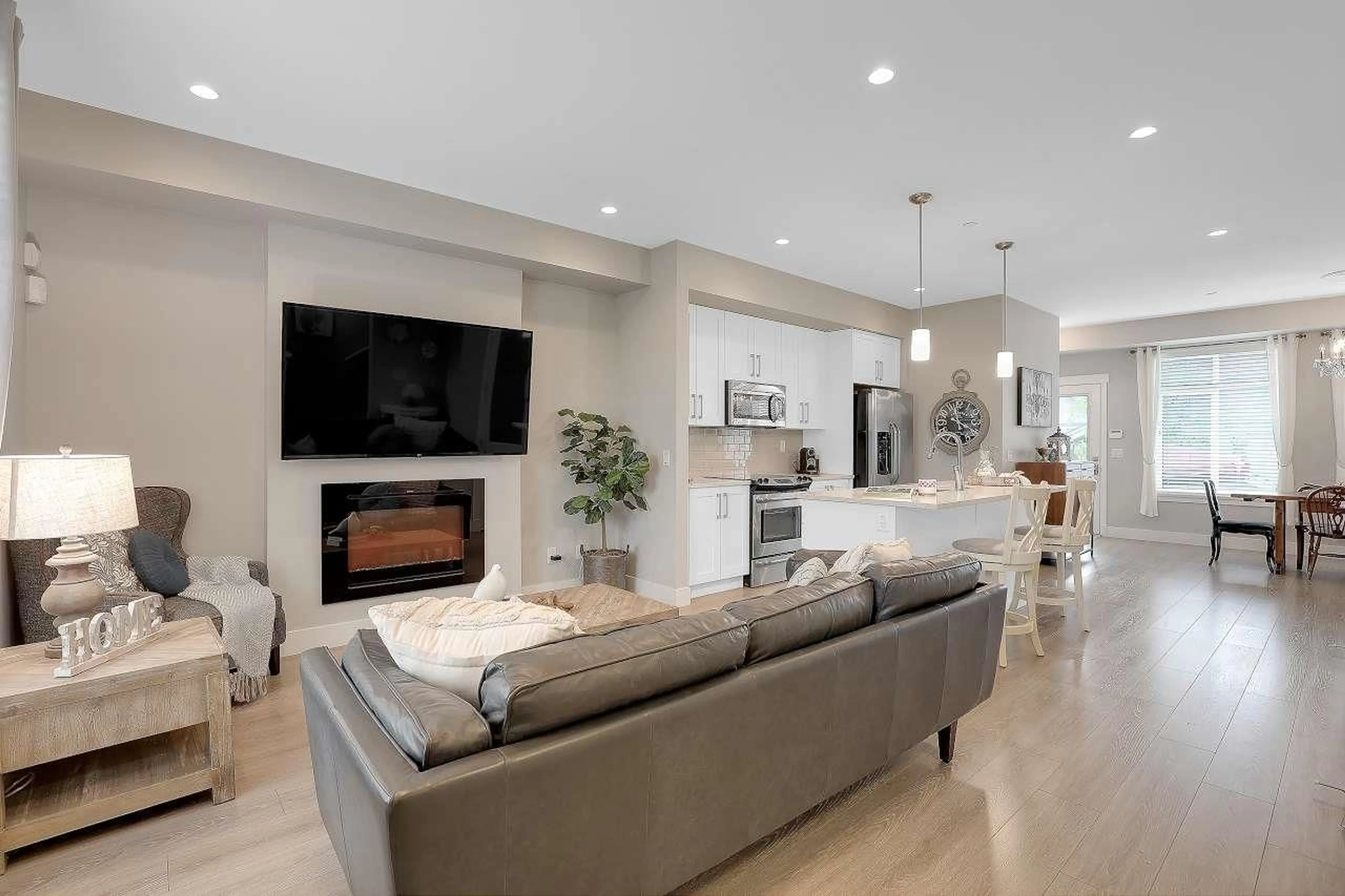 Living room with furniture, unknown for 20377 82, Langley British Columbia V2Y0S3