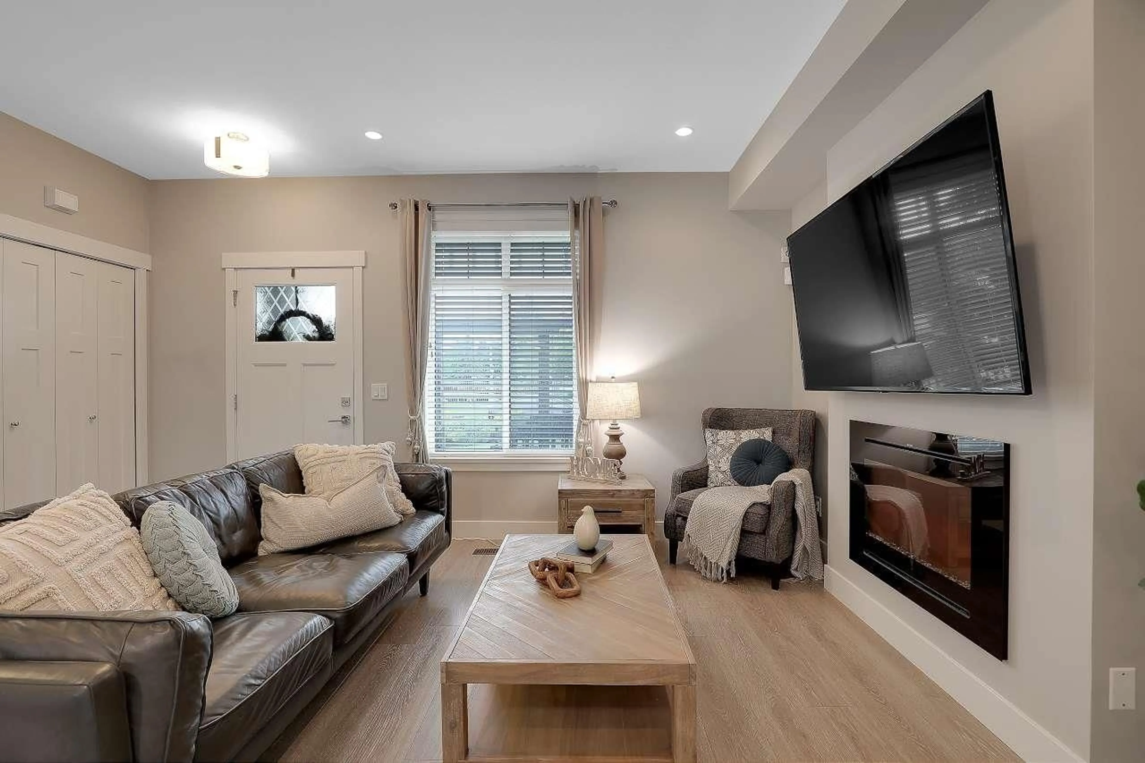 Living room with furniture, wood/laminate floor for 20377 82, Langley British Columbia V2Y0S3