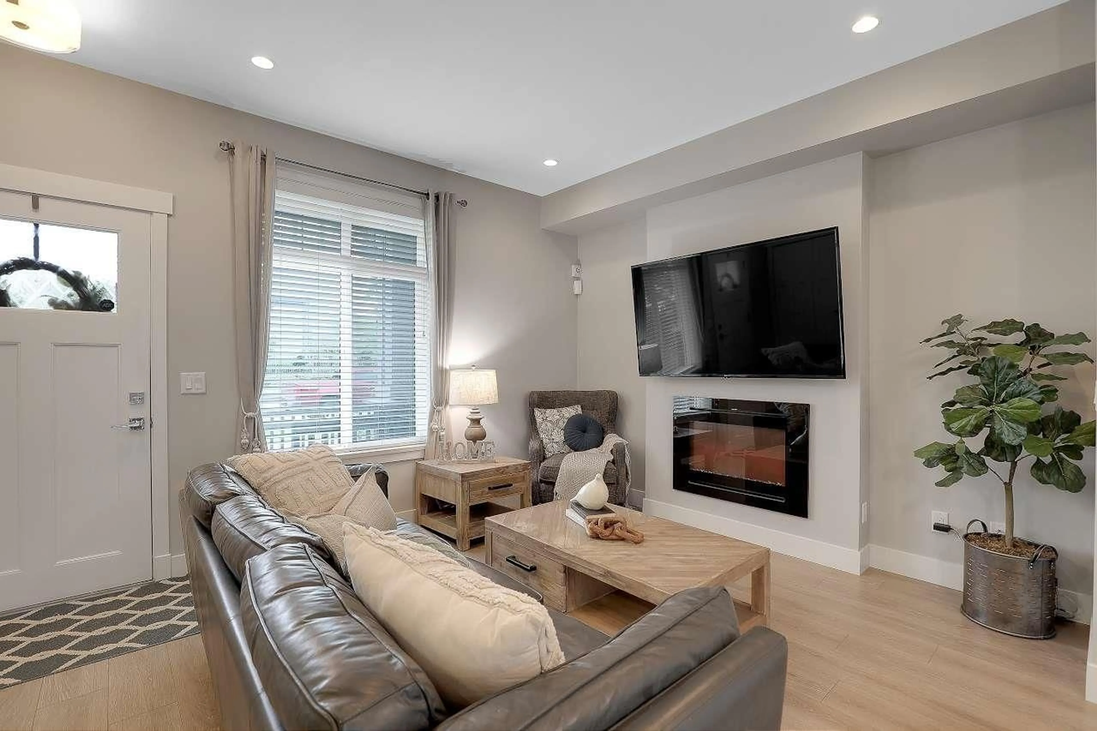 Living room with furniture, unknown for 20377 82, Langley British Columbia V2Y0S3
