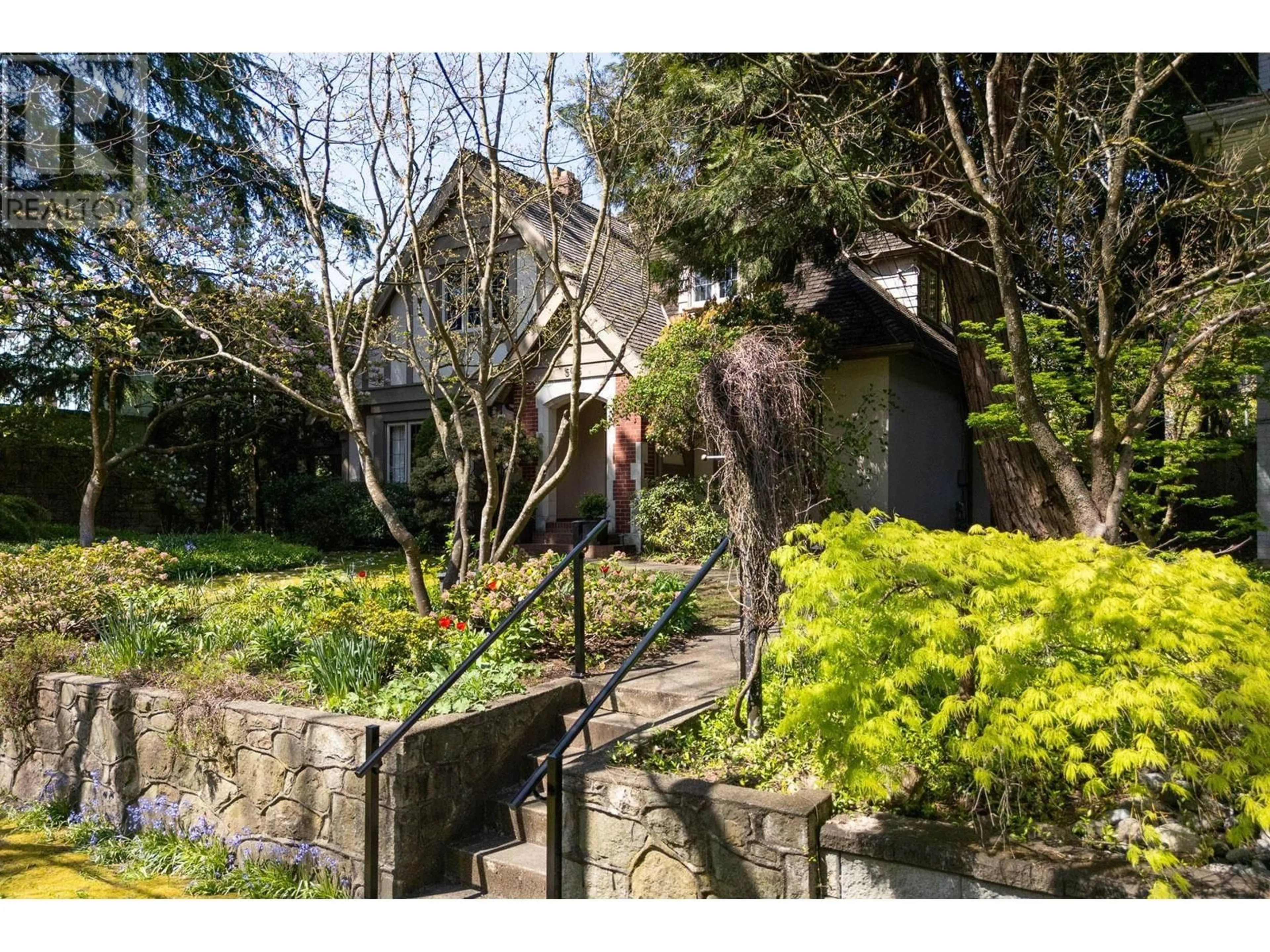 A pic from outside/outdoor area/front of a property/back of a property/a pic from drone, street for 505 QUEENS AVENUE, New Westminster British Columbia V3L1K2