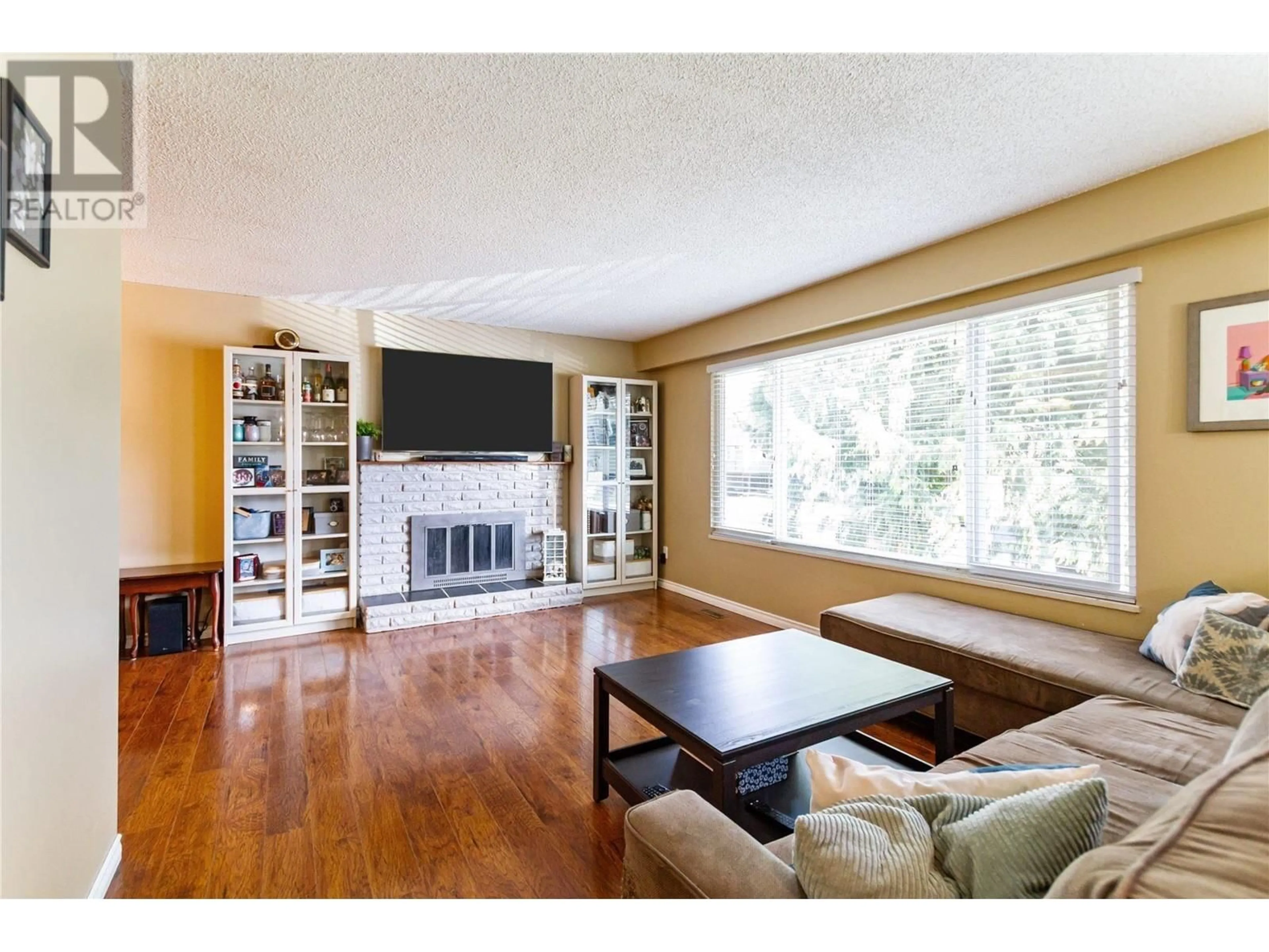 Living room with furniture, wood/laminate floor for 21059 119 AVENUE, Maple Ridge British Columbia V2X7N6