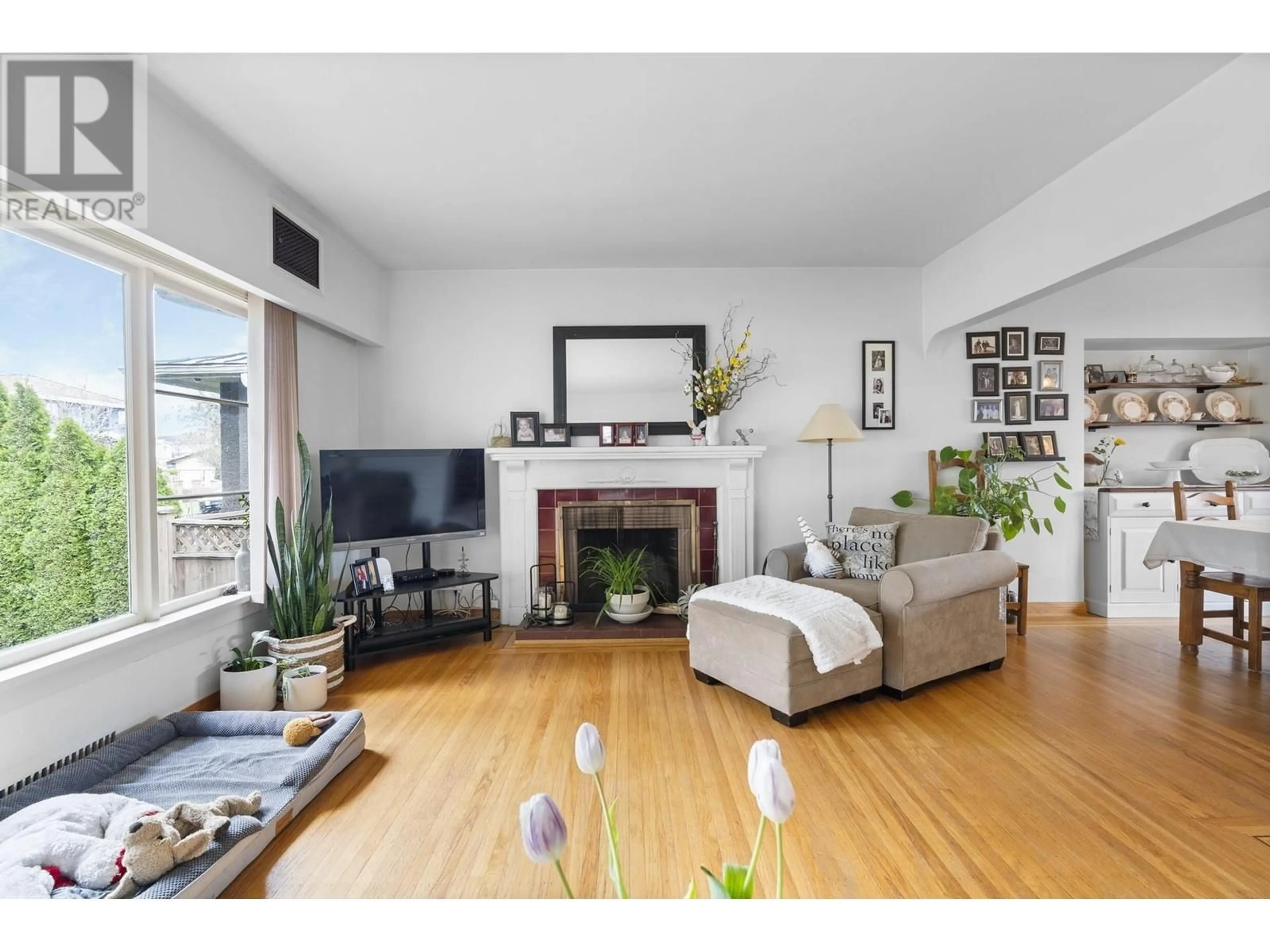 Living room with furniture, unknown for 130 46TH AVENUE, Vancouver British Columbia V5Y2W9