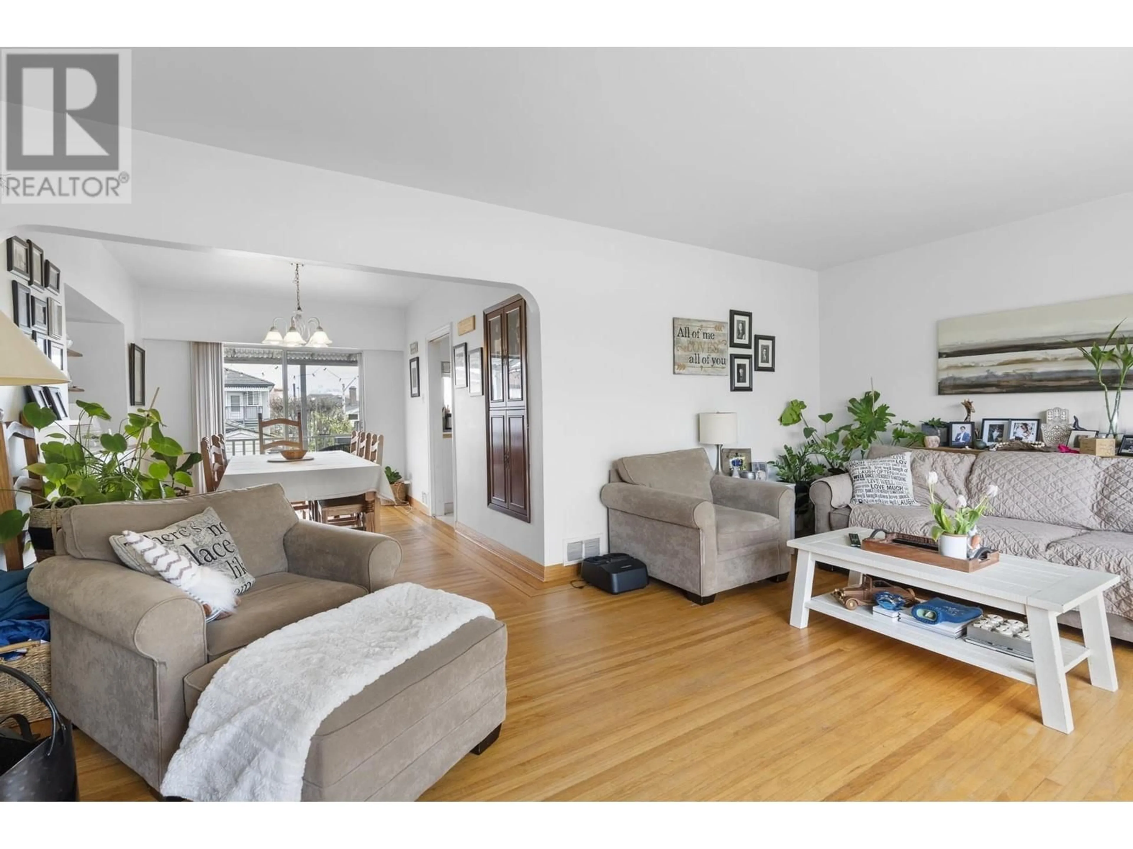 Living room with furniture, wood/laminate floor for 130 46TH AVENUE, Vancouver British Columbia V5Y2W9