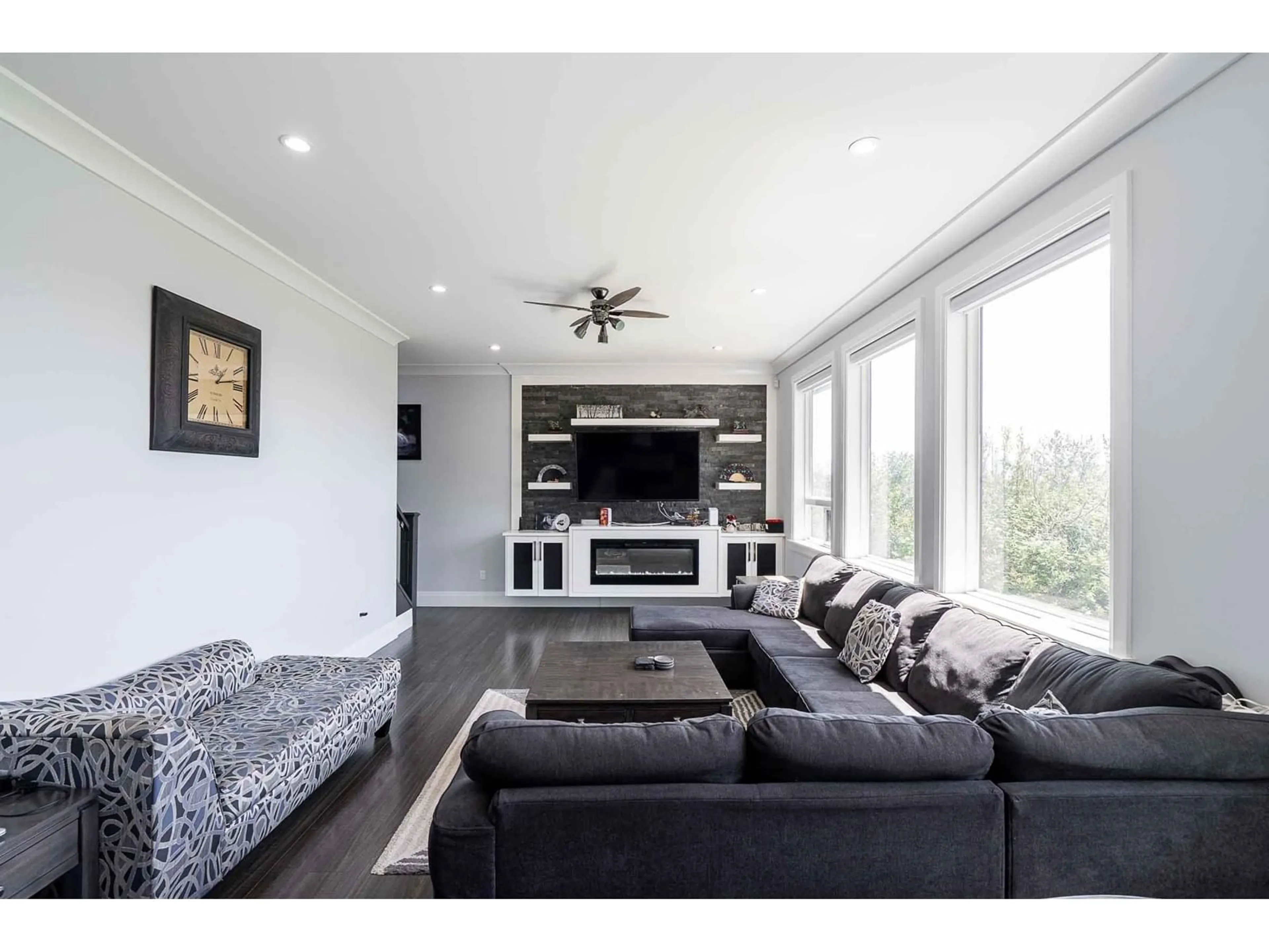 Living room with furniture, wood/laminate floor for 28422 FRASER, Abbotsford British Columbia V4X1K8