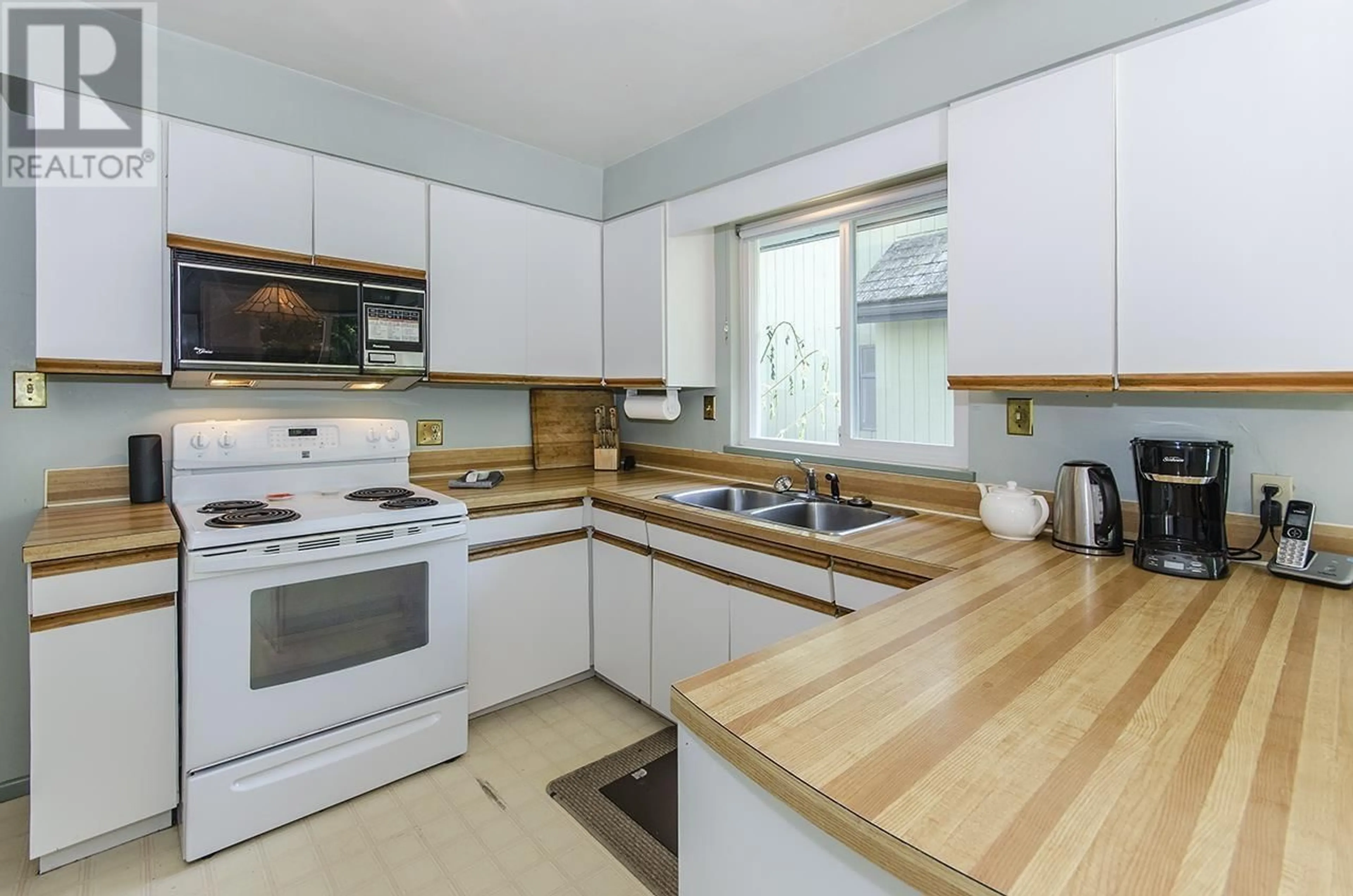 Standard kitchen, wood/laminate floor for 3489 ST. MARYS AVENUE, North Vancouver British Columbia V7N1X7