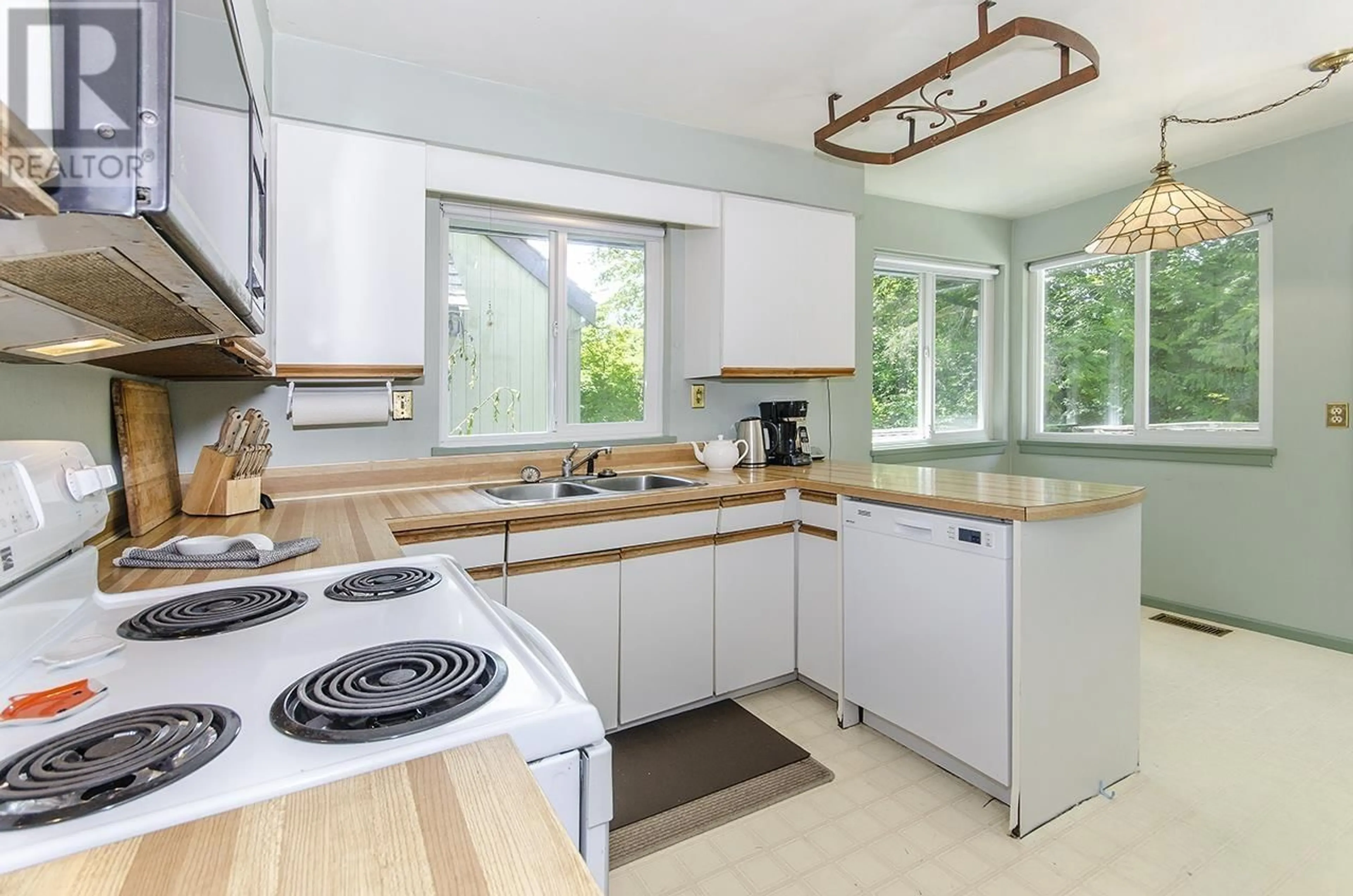 Standard kitchen, unknown for 3489 ST. MARYS AVENUE, North Vancouver British Columbia V7N1X7