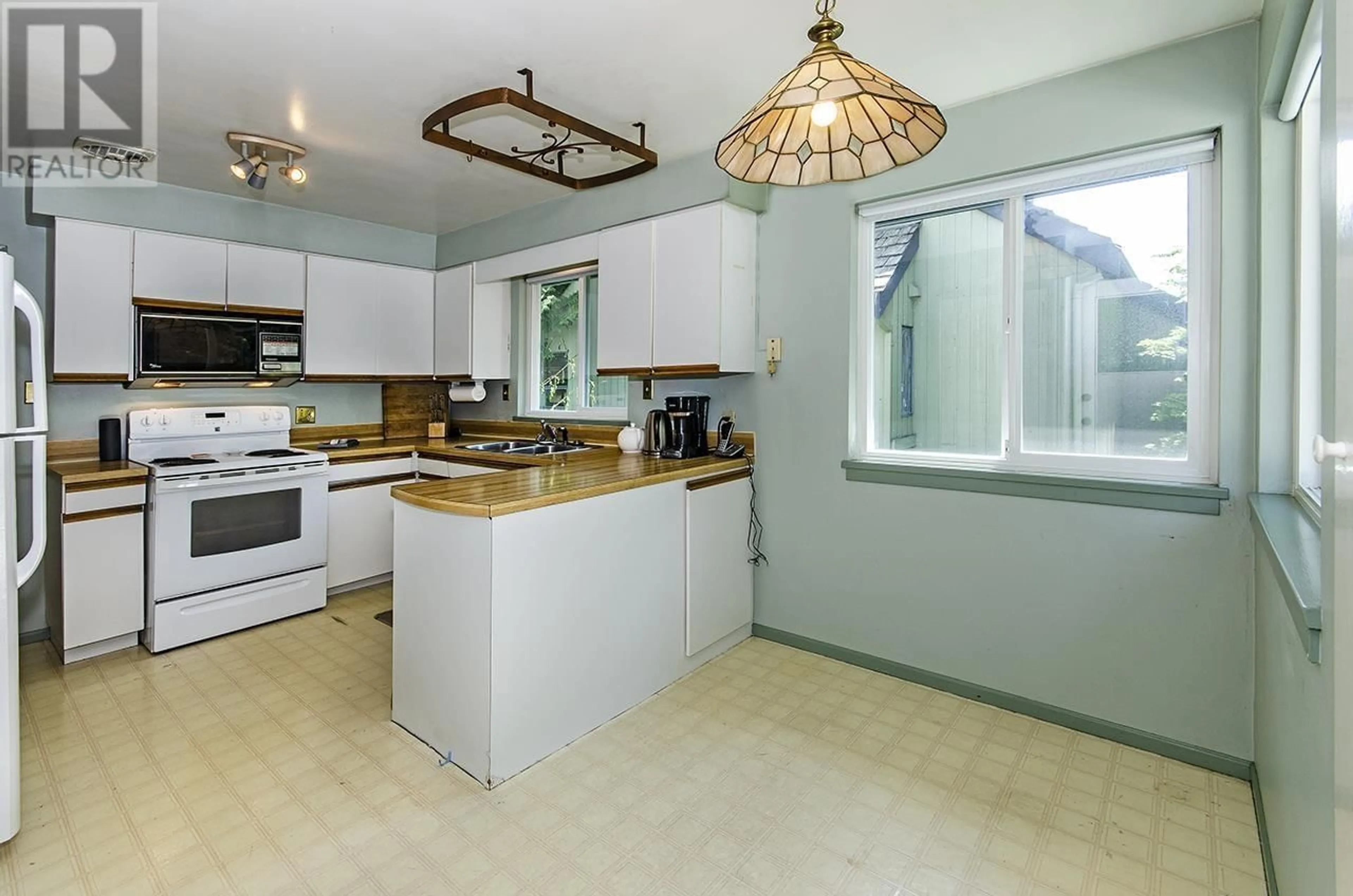 Standard kitchen, unknown for 3489 ST. MARYS AVENUE, North Vancouver British Columbia V7N1X7