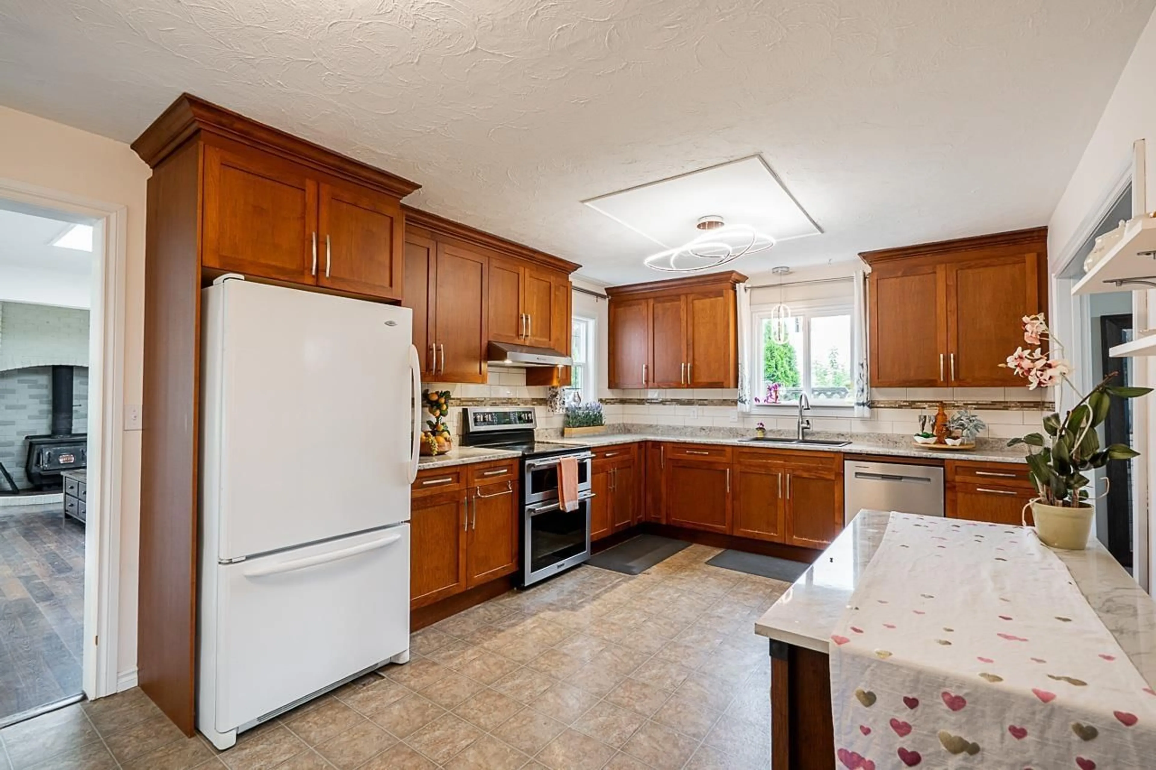 Standard kitchen, ceramic/tile floor for 2 - 46338 MCCAFFREY BOULEVARD, Chilliwack British Columbia V2P1E1