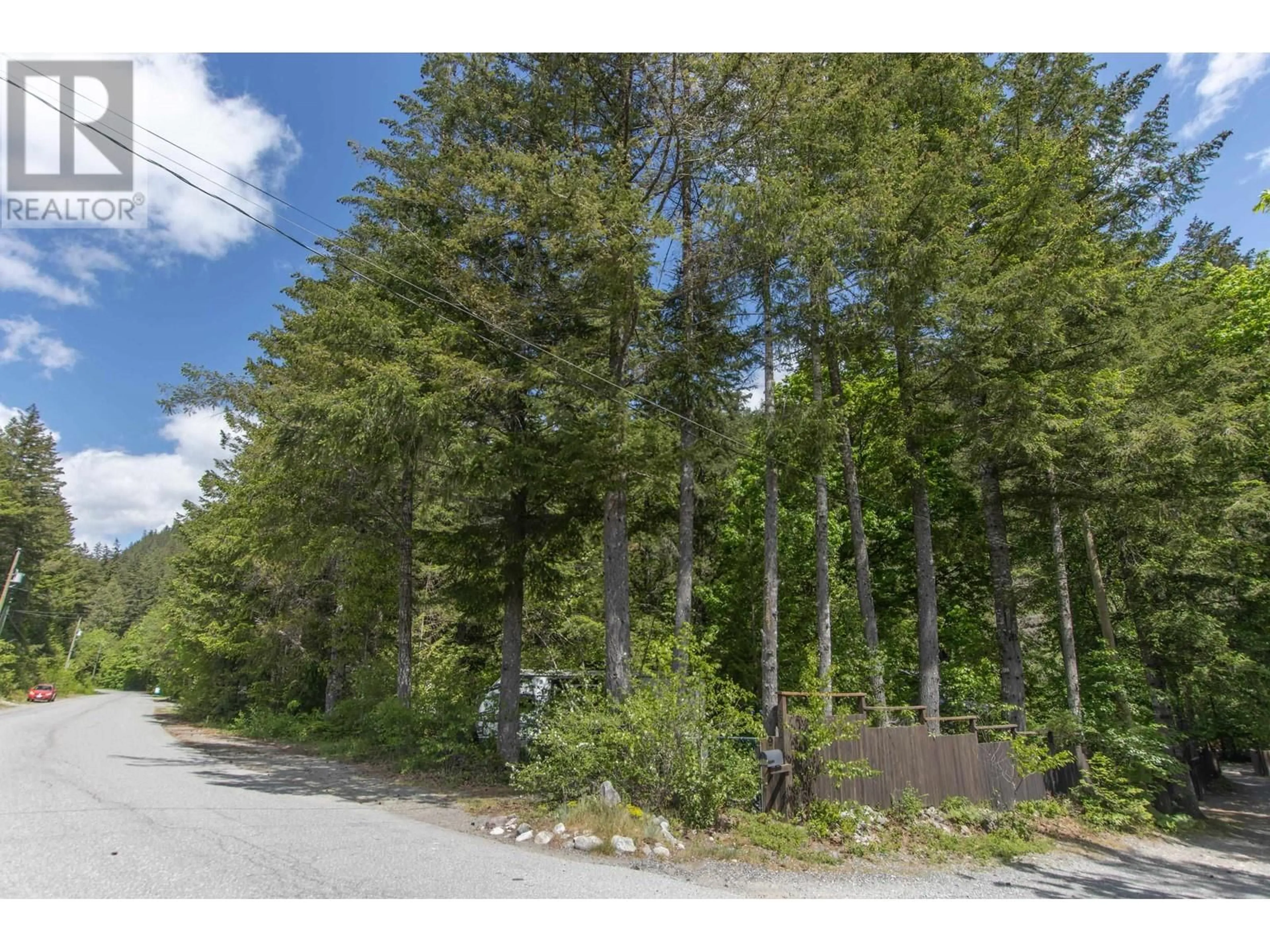 A pic from outside/outdoor area/front of a property/back of a property/a pic from drone, forest/trees view for 2000 MIDNIGHT WAY, Squamish British Columbia V0N1H0