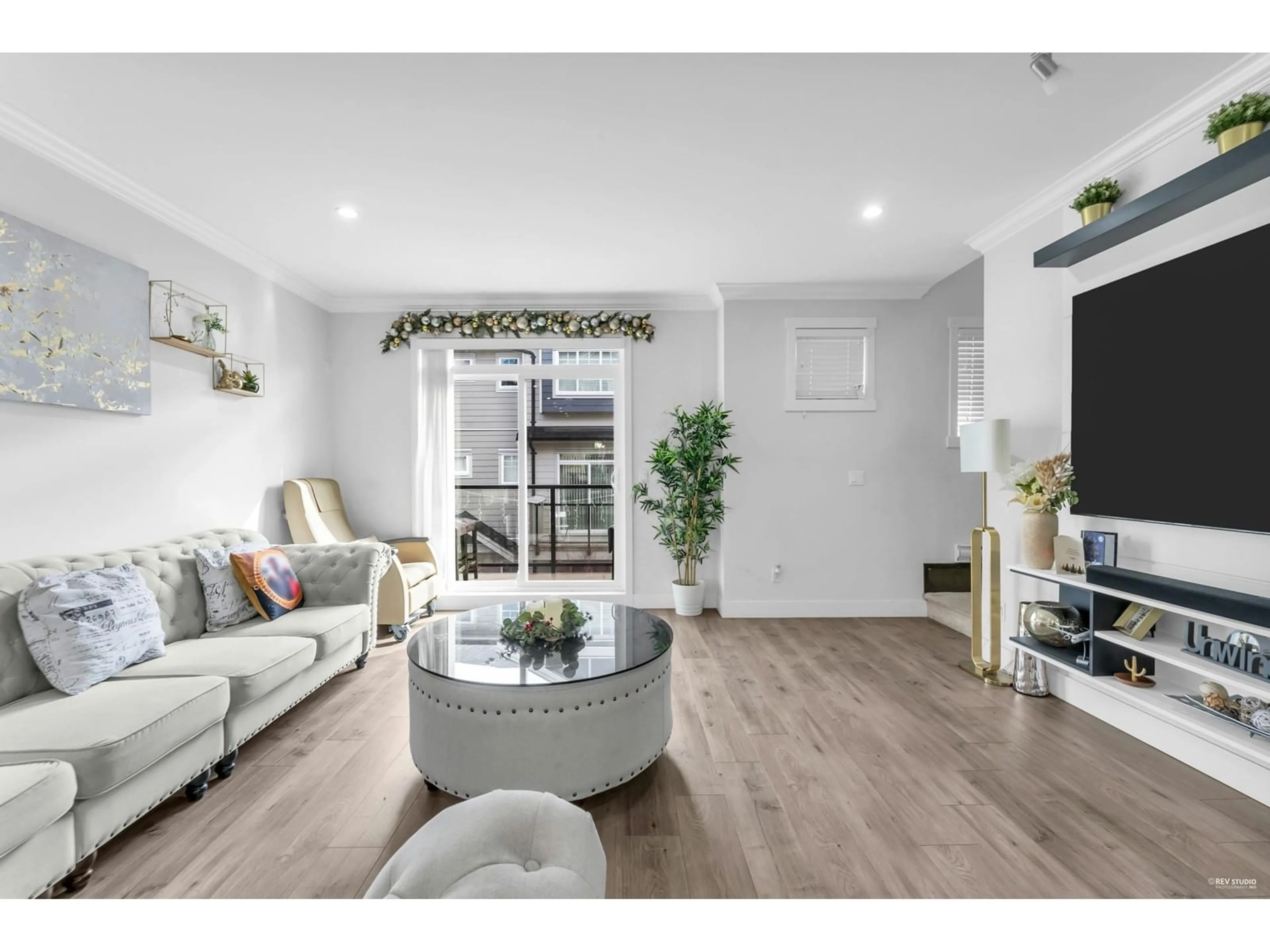Living room with furniture, wood/laminate floor for 55 - 13898 64, Surrey British Columbia V3W1L6