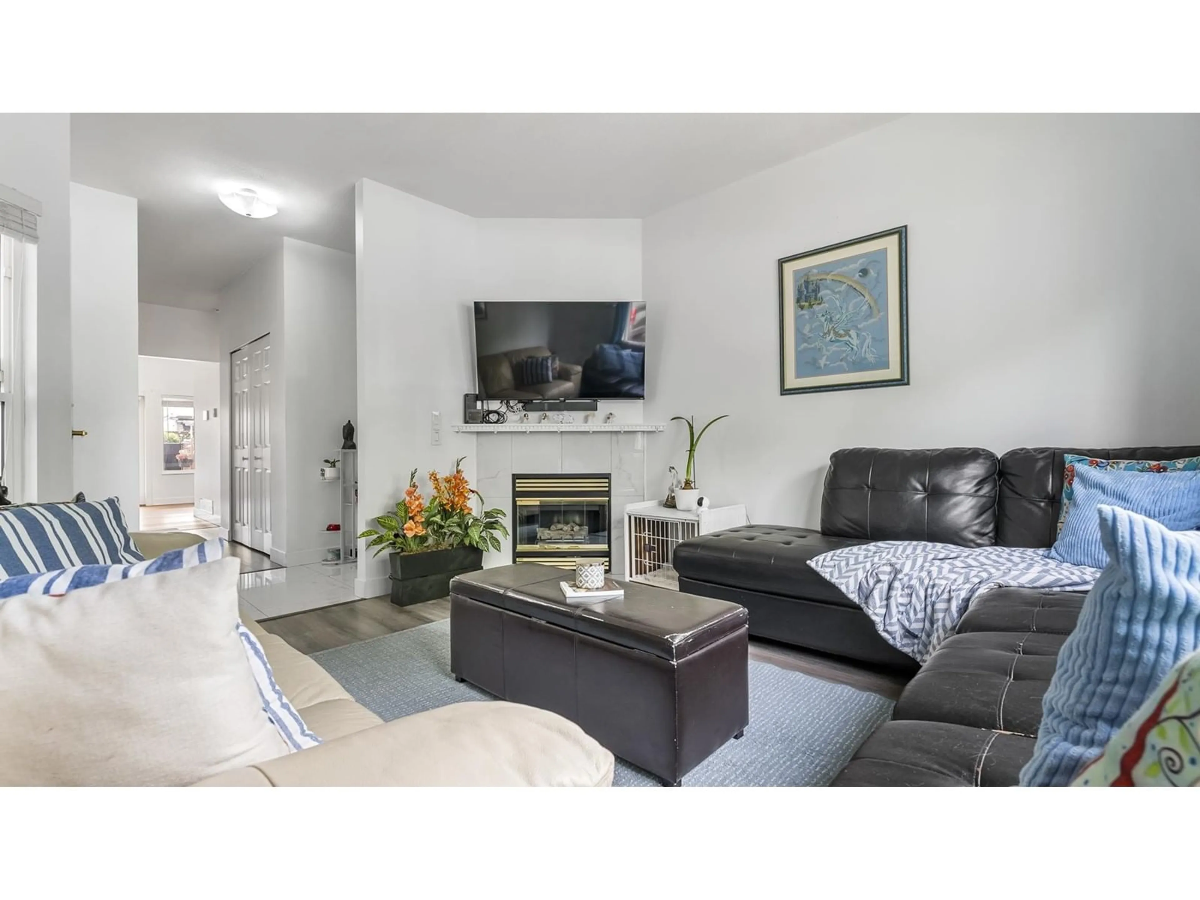 Living room with furniture, unknown for 18452 66, Surrey British Columbia V3S8V6