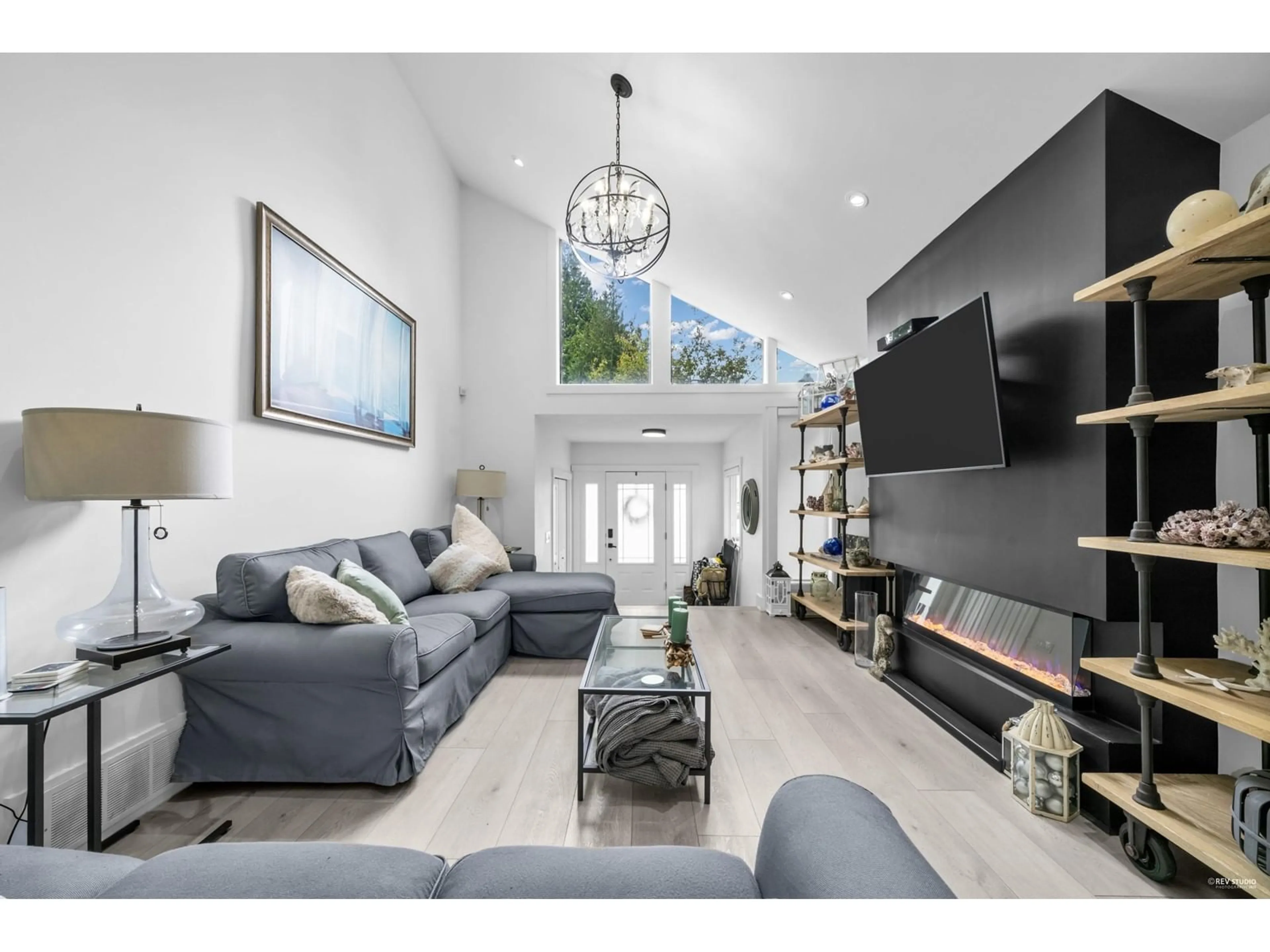 Living room with furniture, unknown for 13591 19, Surrey British Columbia V4A6E9