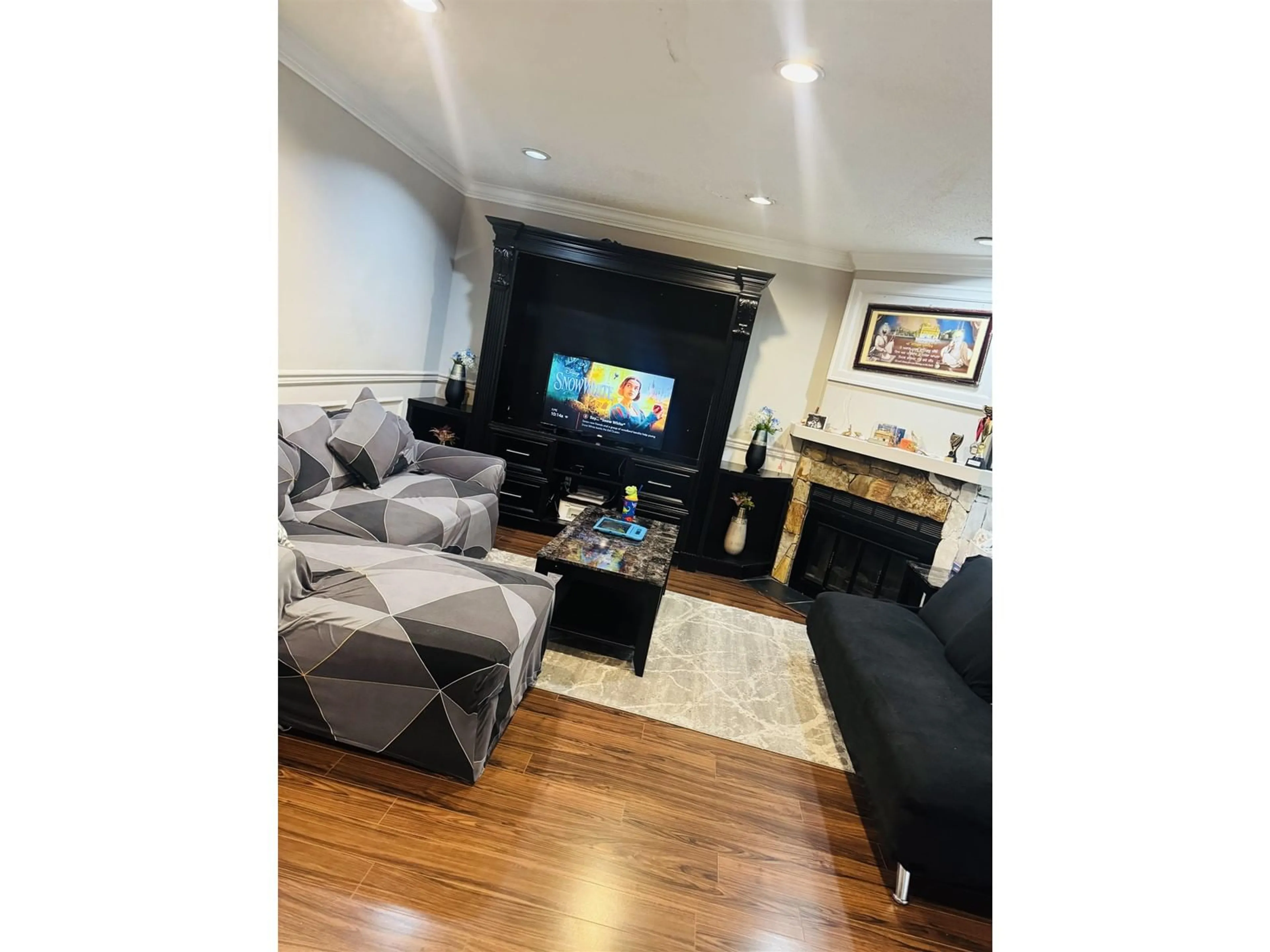 Living room with furniture, wood/laminate floor for 13317 70B, Surrey British Columbia V3W7Z3