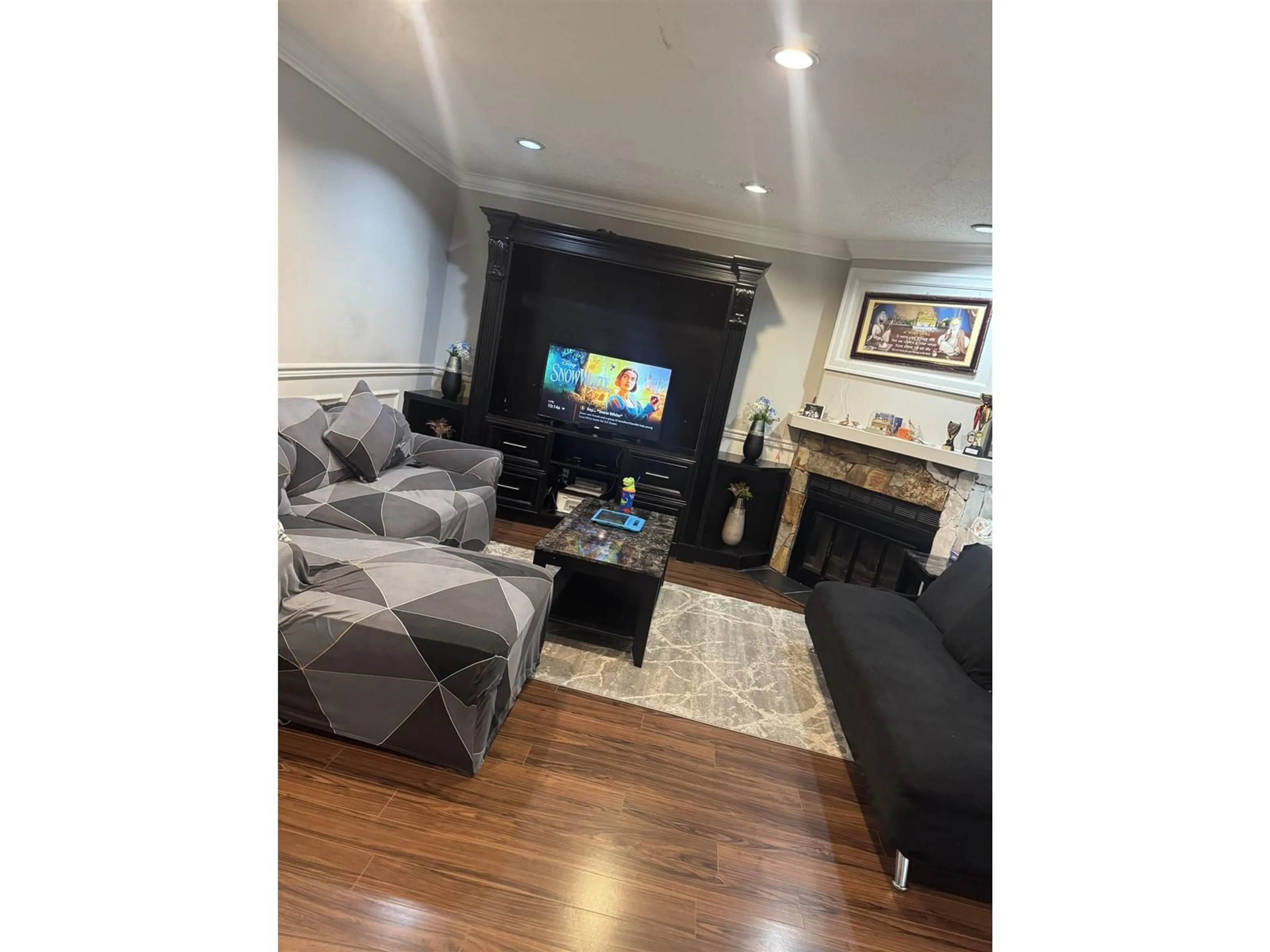 Living room with furniture, wood/laminate floor for 13317 70B, Surrey British Columbia V3W7Z3