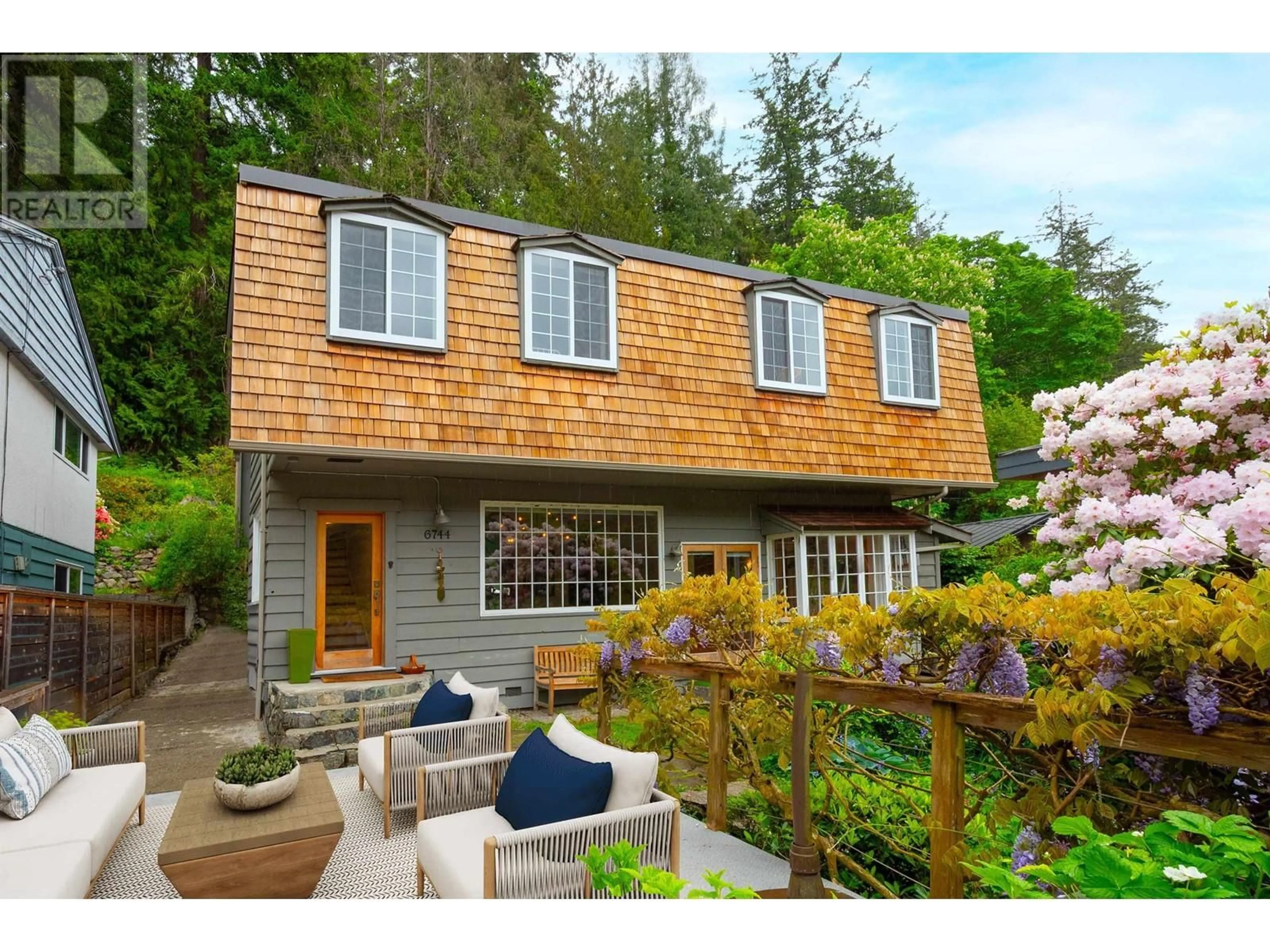 Home with vinyl exterior material, street for 6744 DUFFERIN AVENUE, West Vancouver British Columbia V7W2K2