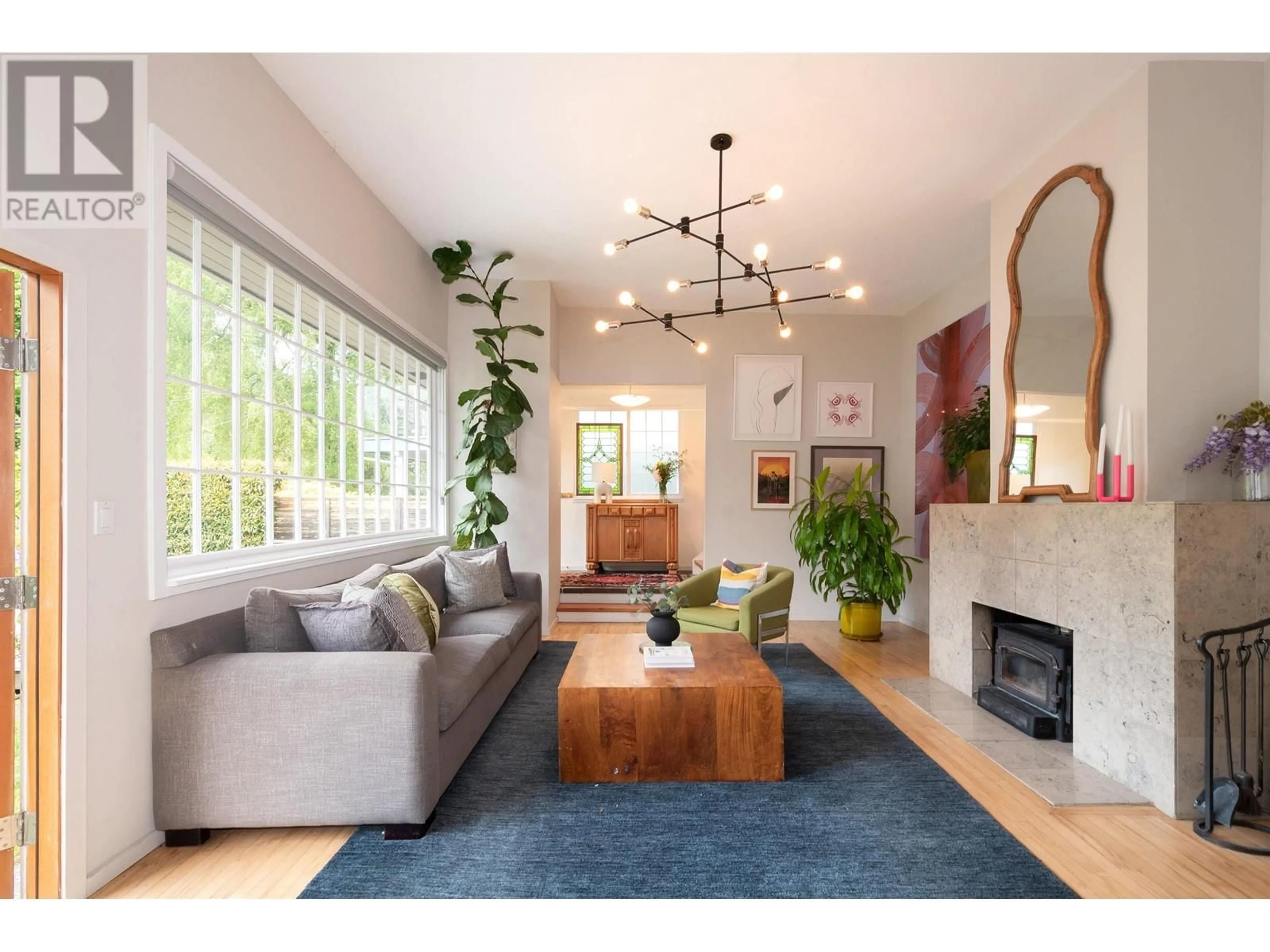 Living room with furniture, wood/laminate floor for 6744 DUFFERIN AVENUE, West Vancouver British Columbia V7W2K2
