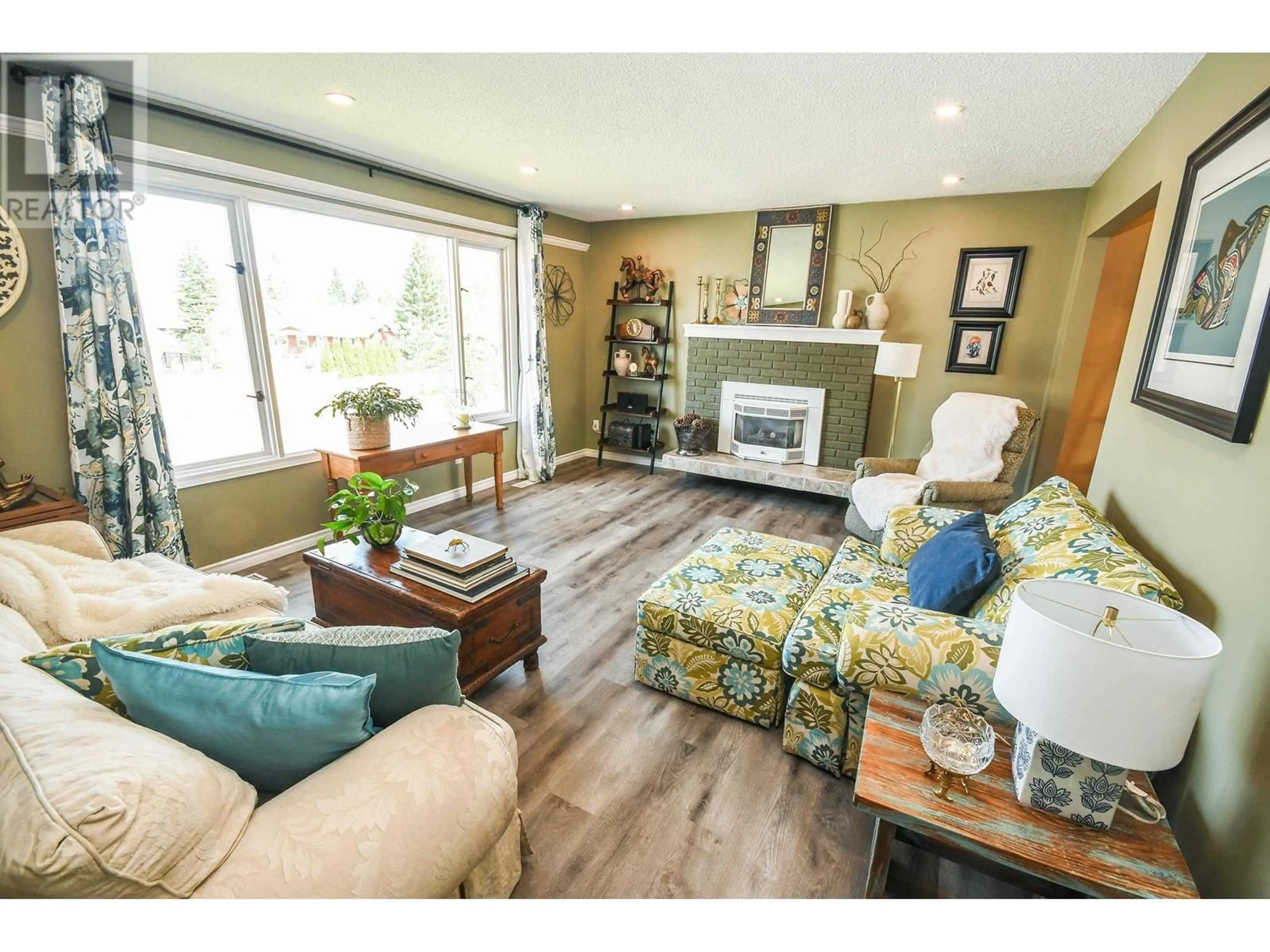 Living room with furniture, wood/laminate floor for 4257 DAVIE AVENUE, Prince George British Columbia V2M4G9