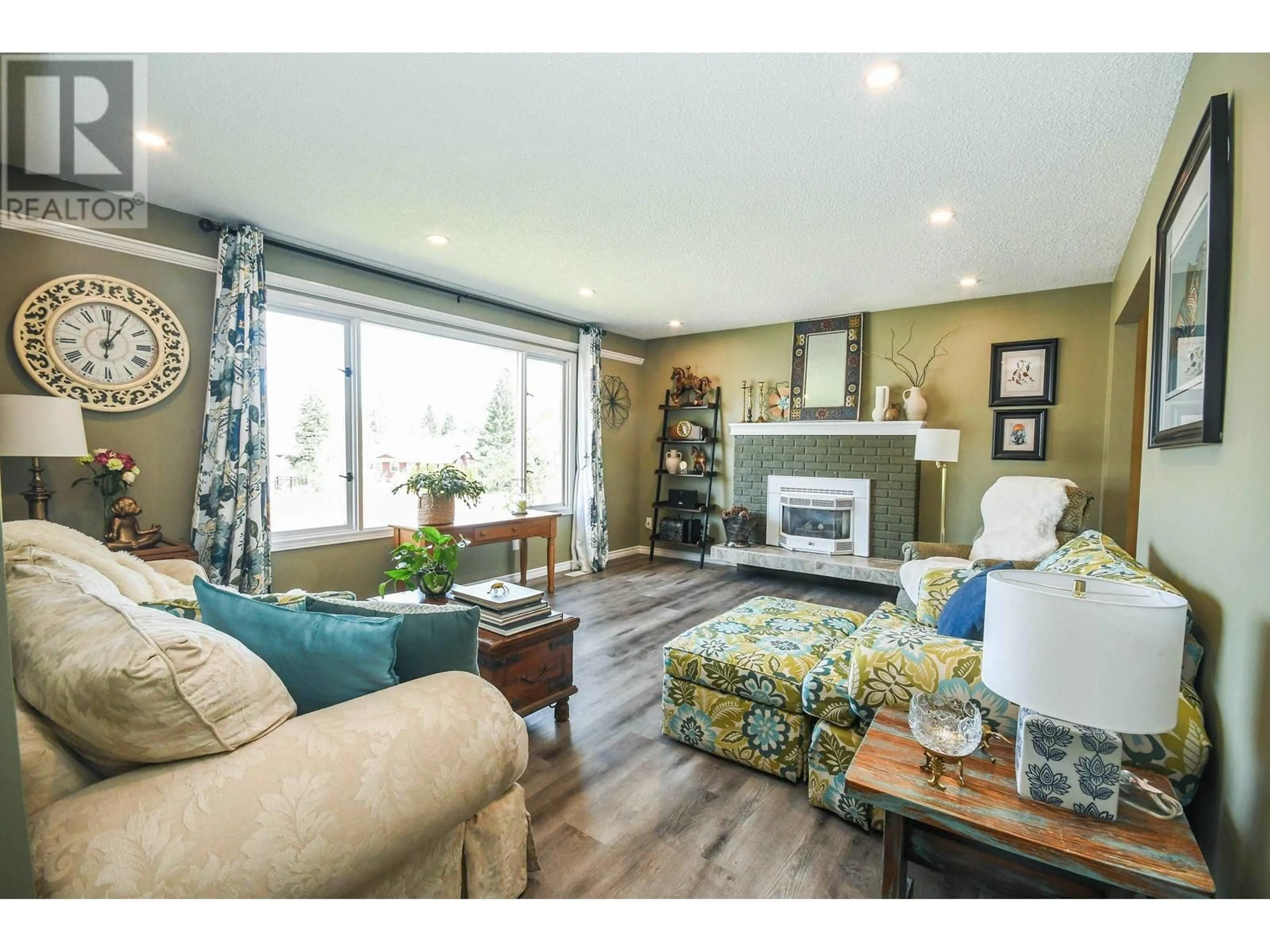 Living room with furniture, wood/laminate floor for 4257 DAVIE AVENUE, Prince George British Columbia V2M4G9