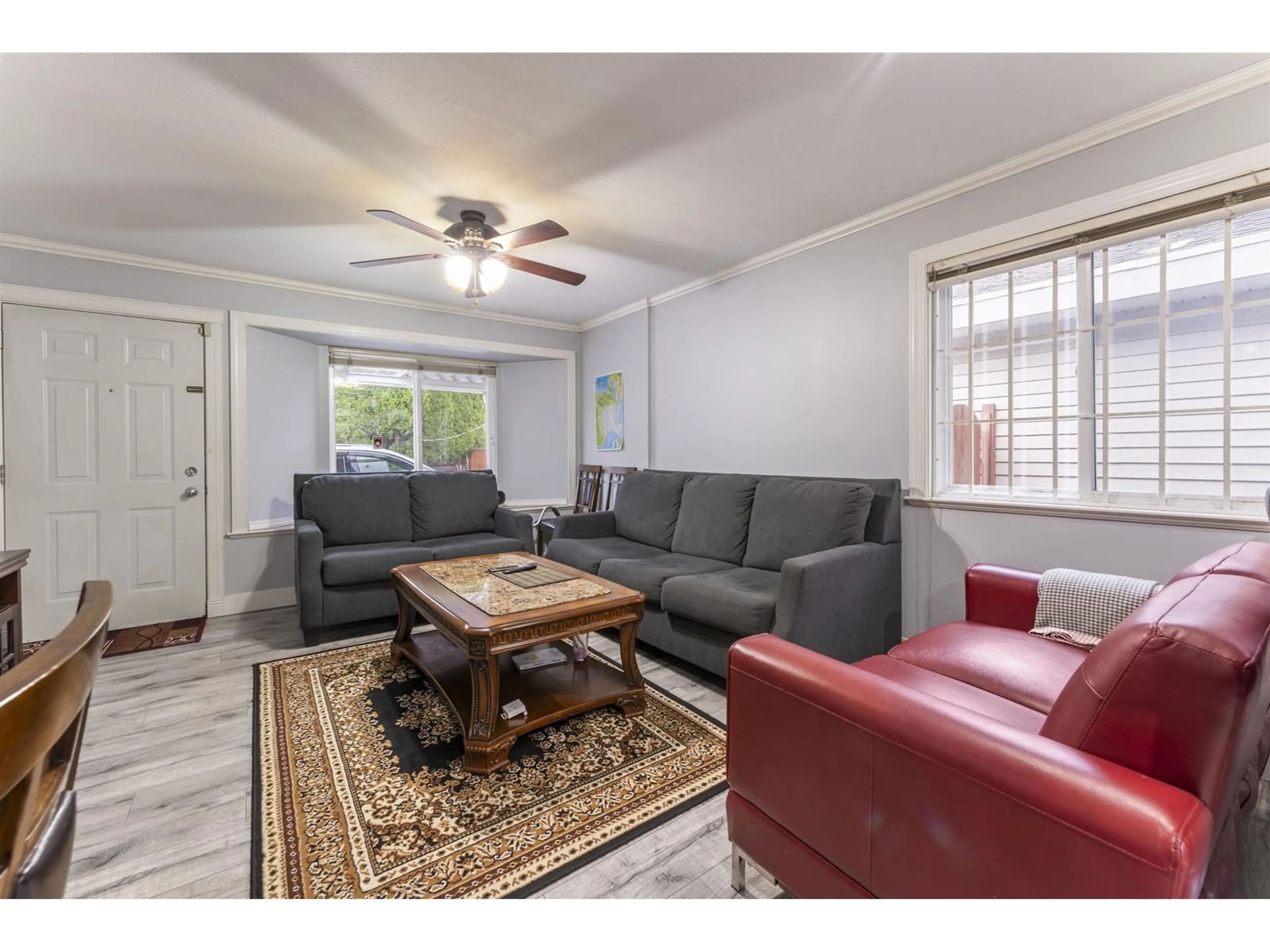 Living room with furniture, wood/laminate floor for 17381 64, Surrey British Columbia V3S1Y8
